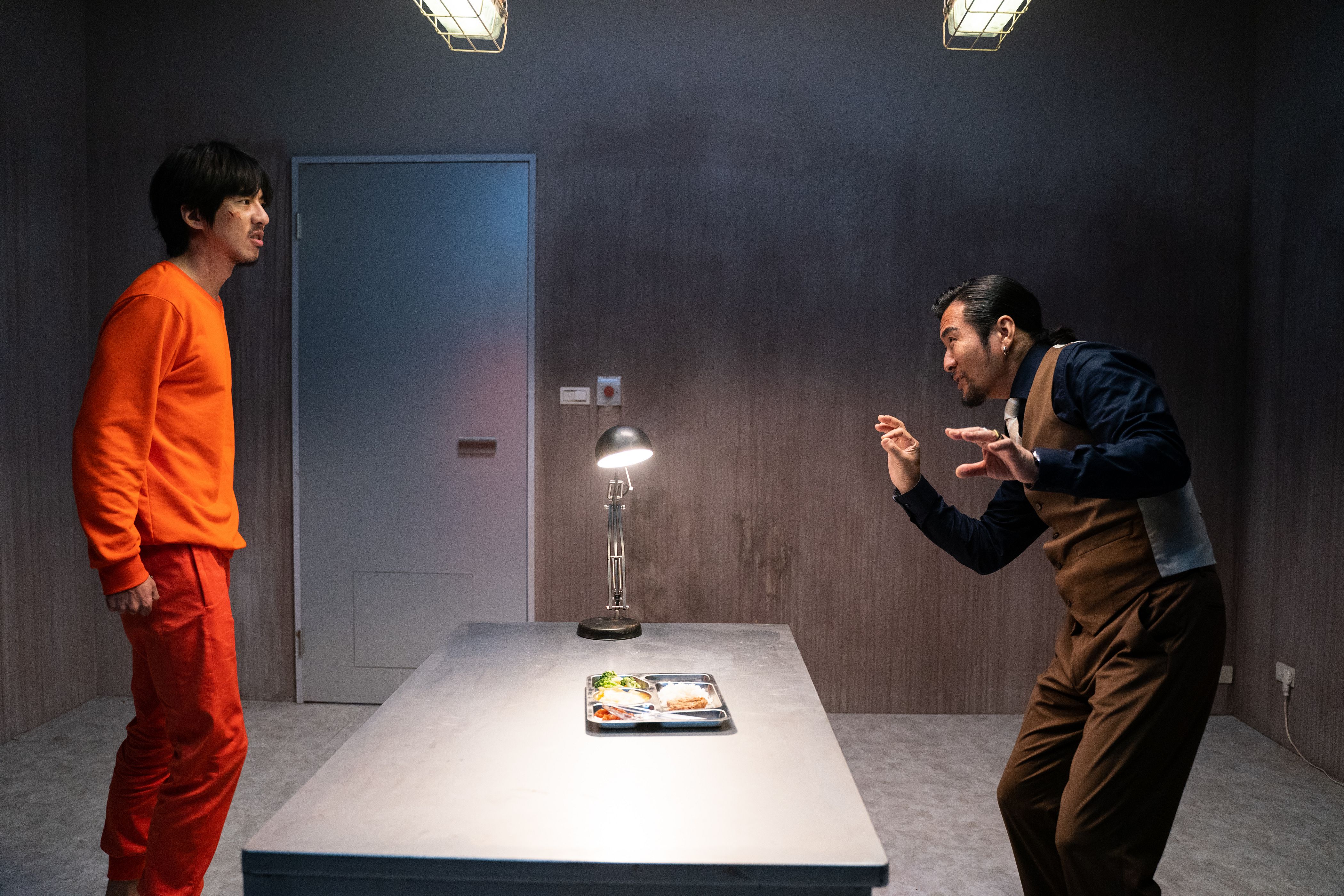 傅孟柏（左）飾演厭世保險員阿良，把自己的性命放在網路上拍賣，引出各路人馬如孫興（右）爭相出價。 （威視電影提供）