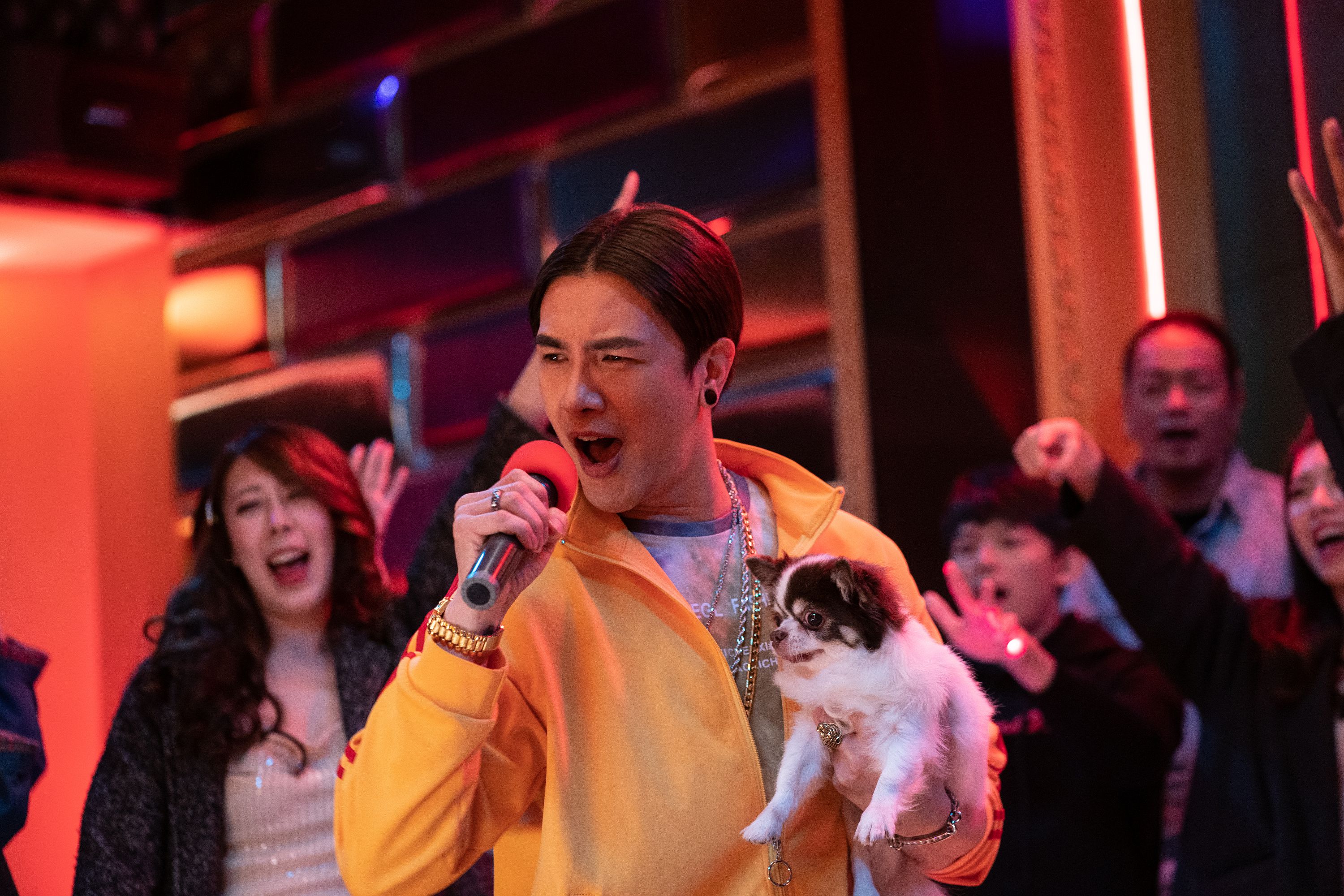 鄧仲謀執導的《售命》結合荒誕和黑色暴力元素，謝佳見（左二）在片中客串演出黑道大哥一角。（威視電影提供）