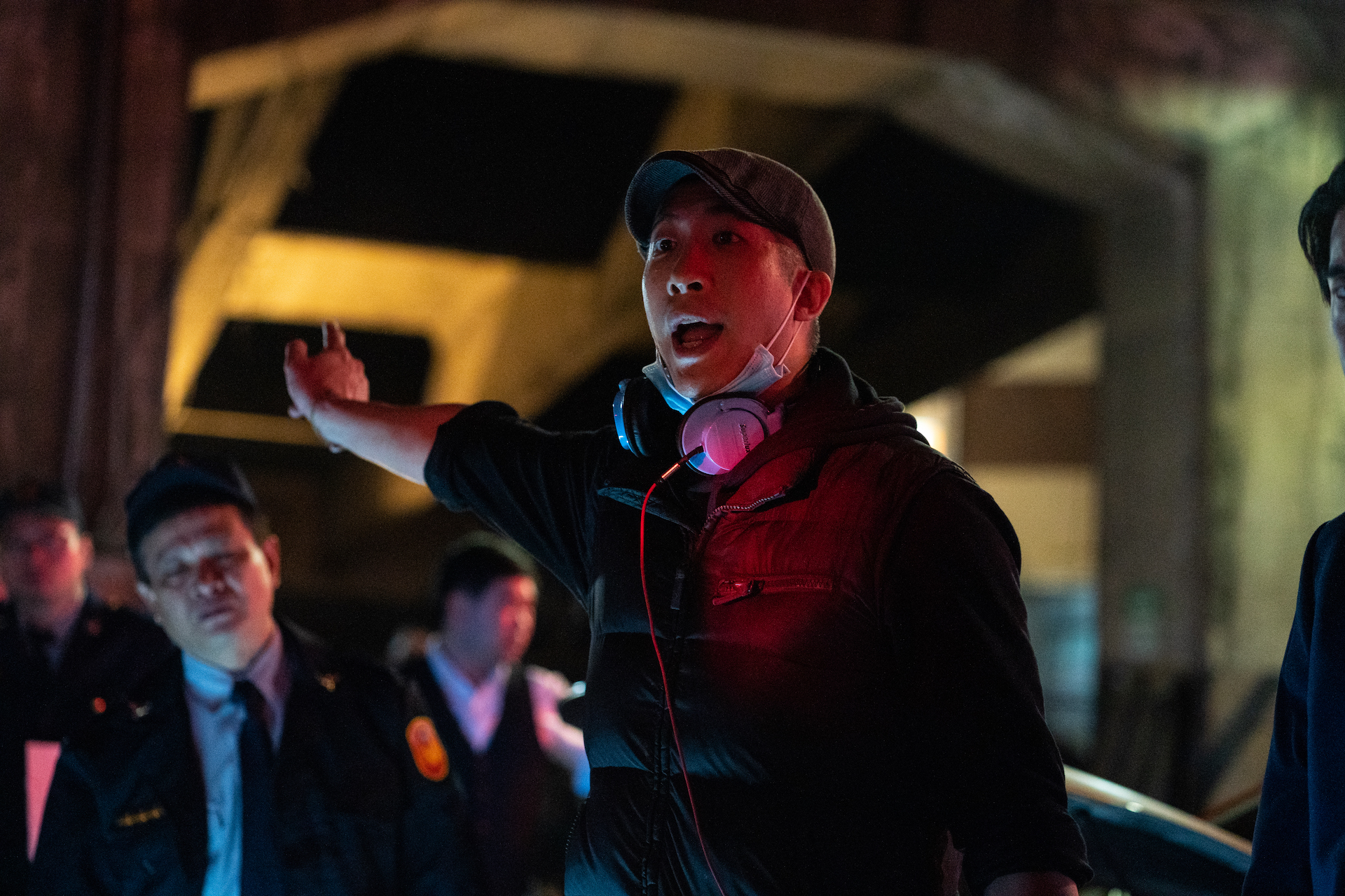 鄧仲謀（右）拍攝《售命》期間僅超時1天，他自我要求做足準備，才能按時收工。 （威視電影提供）