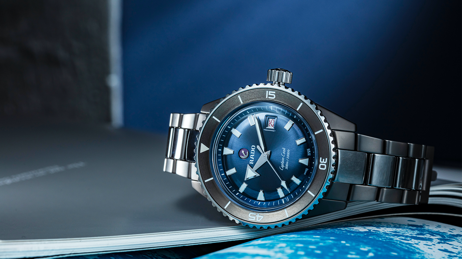 RADO Captain Cook電漿高科技陶瓷潛水錶|錶徑43mm/電漿色高科技陶瓷錶殼/時、分、秒、日期指示/R763自動上鍊機芯(Nivachron™鈦合金游絲)/ISO 6425認證/動力儲存80小時/防水300米/參考售價NT$ 108,300