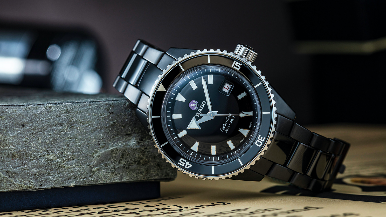 RADO Captain Cook黑色高科技陶瓷潛水腕錶|錶徑43mm/黑色高科技陶瓷錶殼/時、分、秒、日期指示/R763自動上鍊機芯(Nivachron™鈦合金游絲)/ISO 6425認證/動力儲存80小時/防水300米/參考售價NT$ 102,100