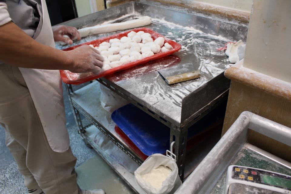 新店某知名水煎包遠近馳名，去年一男子因想插隊買包子吃上官司。（翻攝三民水煎包臉書）