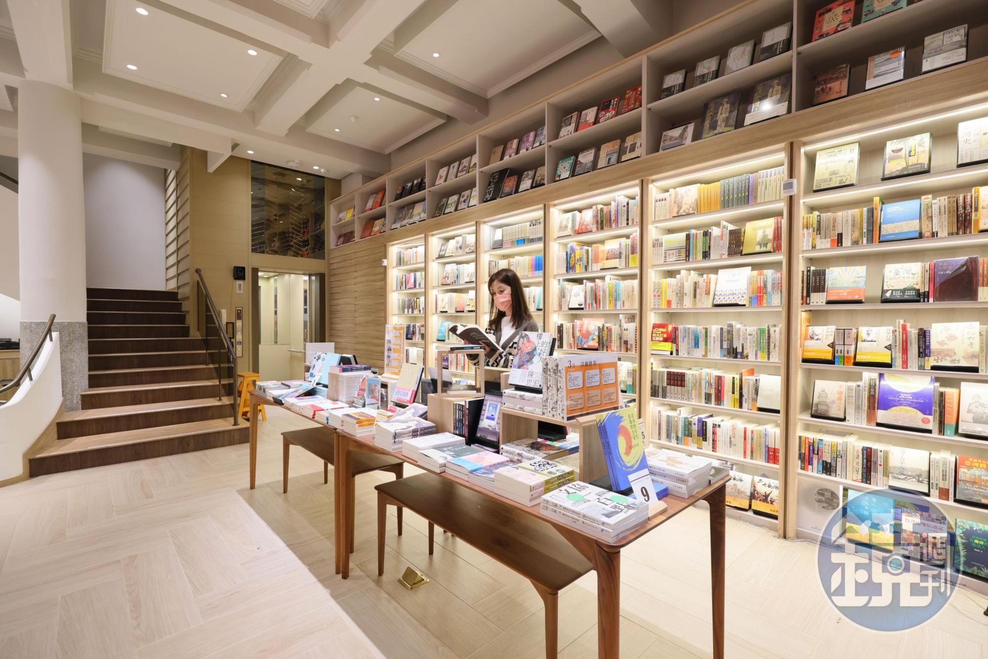百年歷史的中央書局並未卸下推廣閱讀的責任，書籍種類繁多。