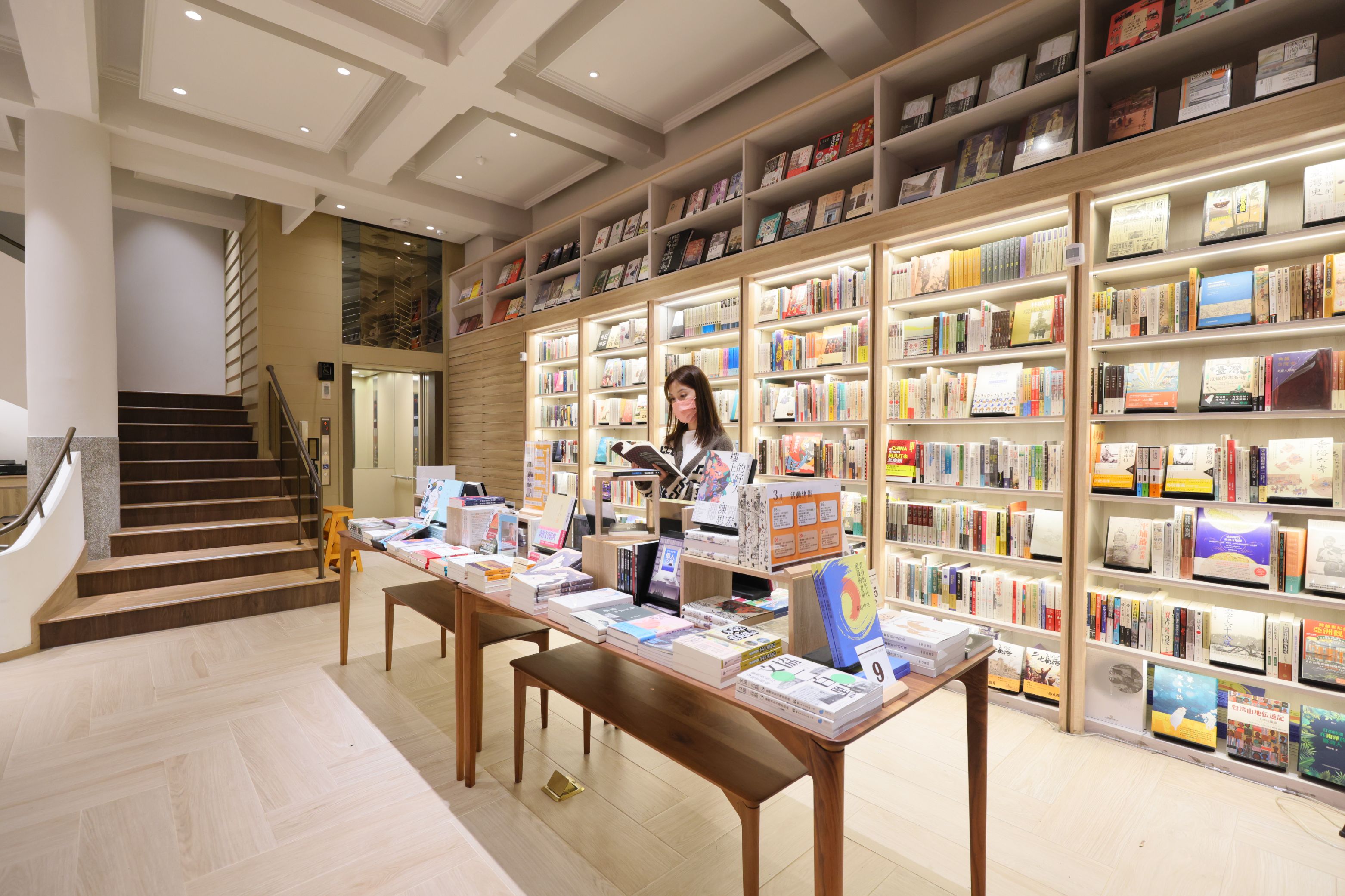 百年歷史的中央書局並未卸下推廣閱讀的責任，書籍種類繁多。