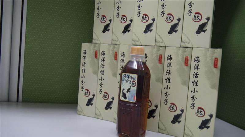 黑心生技公司將石斑魚池水偽裝成「海洋胜肽」高價出售,沒想到一名癌患喝完全身發臭、浮腫,黑心事件這才曝光。(翻攝畫面)