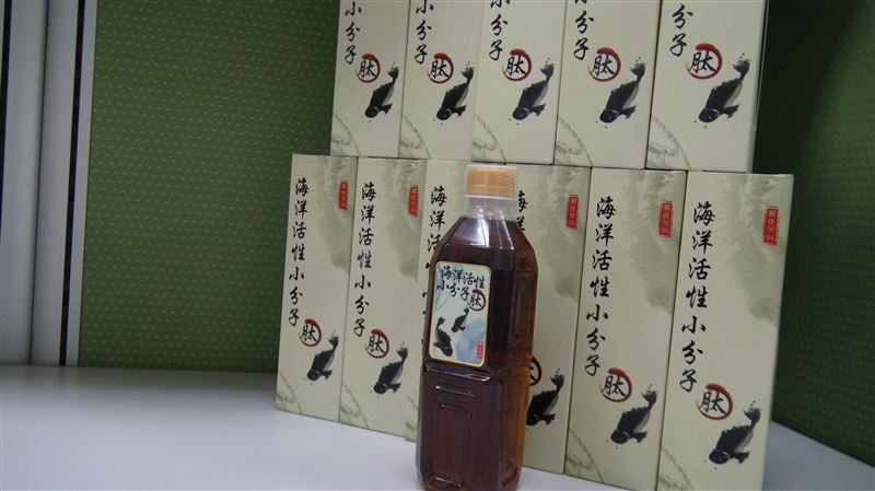 黑心生技公司將石斑魚池水偽裝成「海洋胜肽」高價出售，沒想到一名癌患喝完全身發臭、浮腫，黑心事件這才曝光。（翻攝畫面）