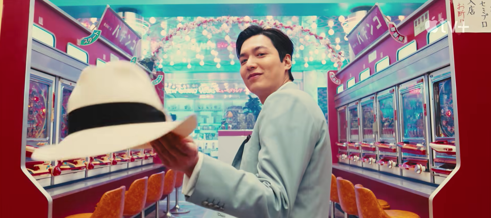 李敏鎬在《柏青哥》片頭曲秀舞姿，跳舞時他擔心地問編劇：「我可以這麼開心嗎？」（截圖自Apple TV YT）