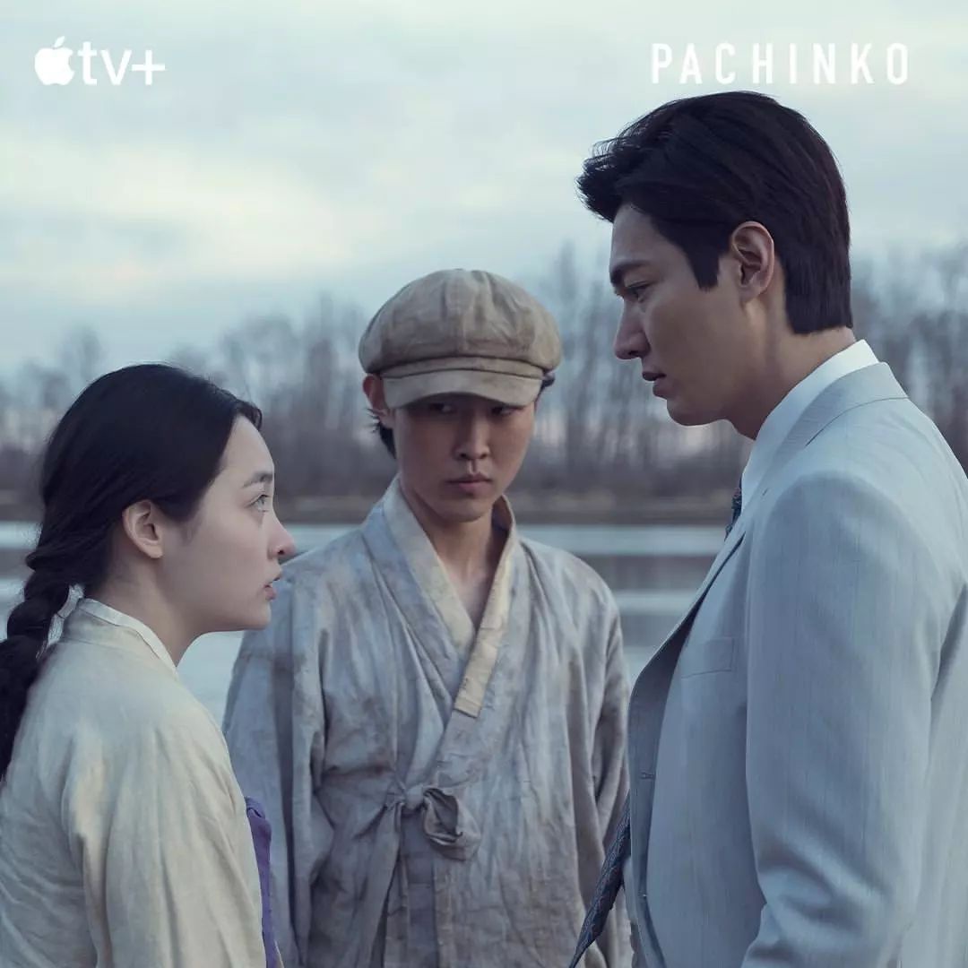 李敏鎬（右）與金敏荷（左）主演《柏青哥》，大多時候都是情緒濃重的氛圍。（翻攝Apple TV+ IG）