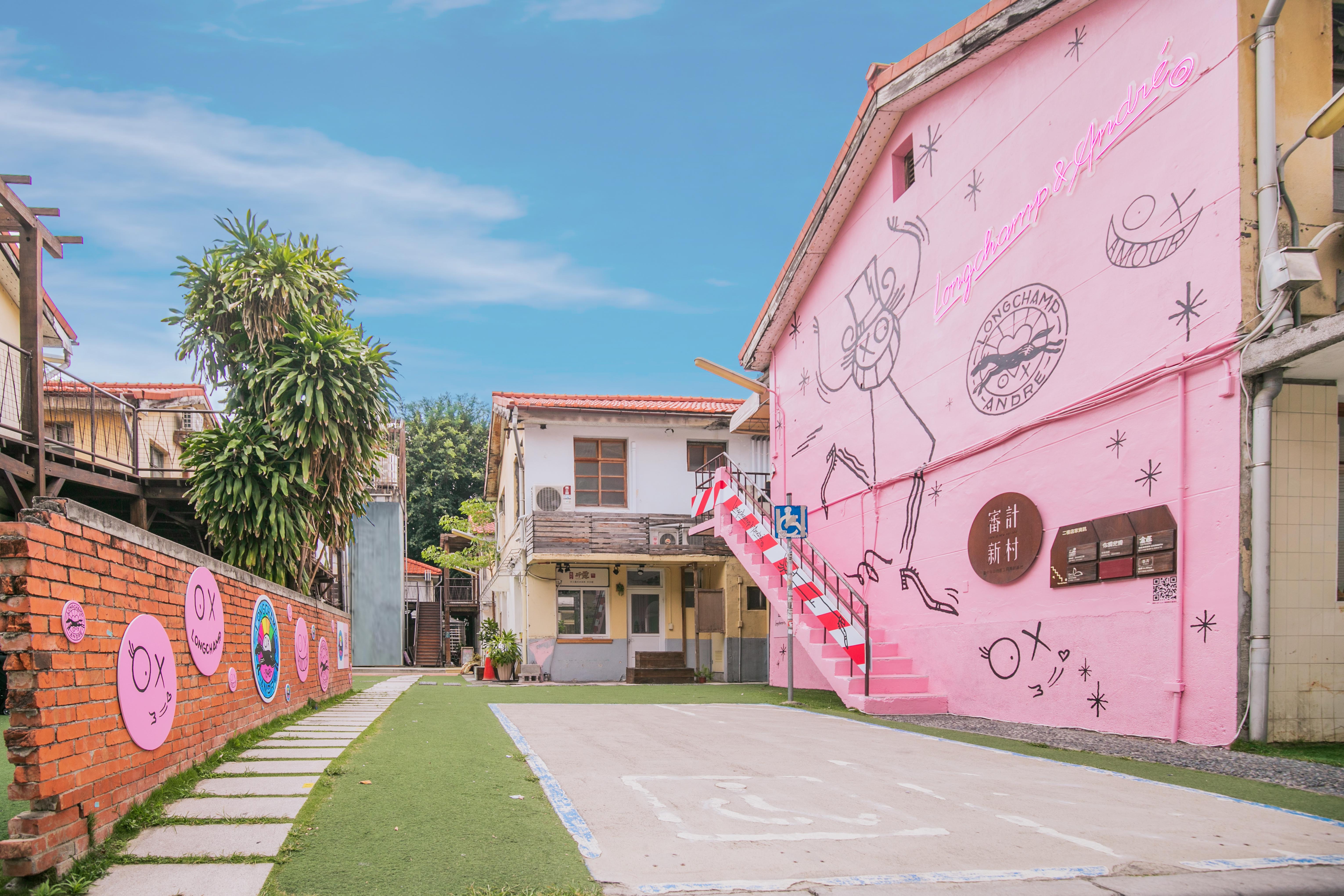 Longchamp攜手塗鴉大師André Saraiva，將台中審計新村改造成粉紅色的塗鴉世界。（Longchamp提供）