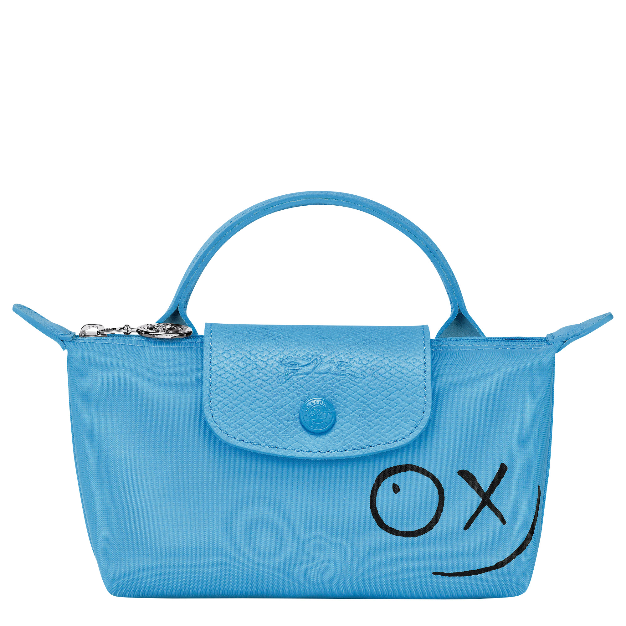 LONGCHAMP & ANDRÉ聯名系列藍色化妝包NT$2,800 Longchamp。（Longchamp提供）