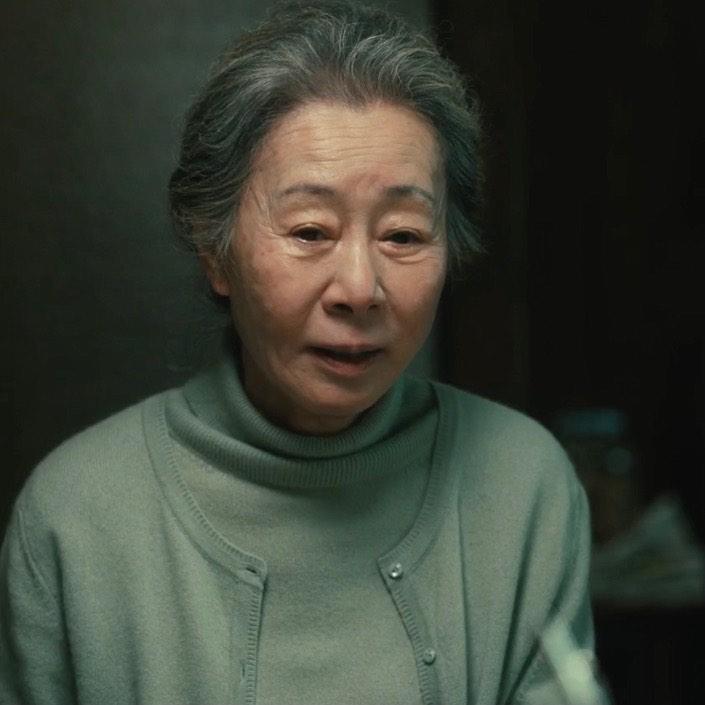 尹汝貞在《柏青哥》飾演老年善慈,守護家庭一生的她,作為祖母仍關愛著子孫輩,不希望他們犯錯。(翻攝hook entertainment IG)