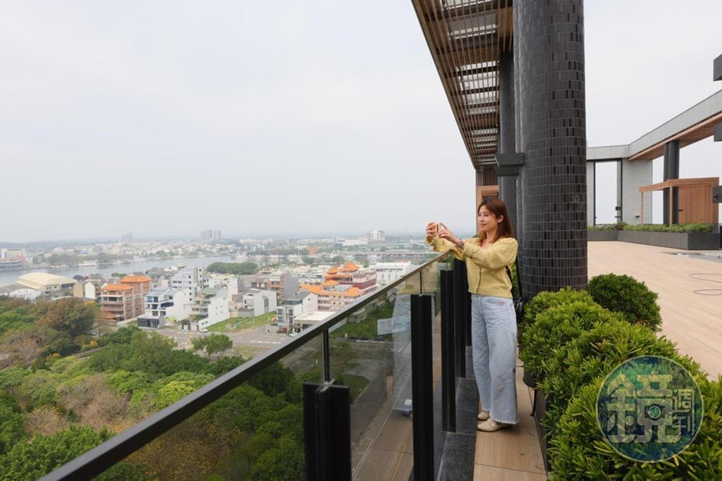 頂樓能遠眺安平港漁光島等,風景遼闊。