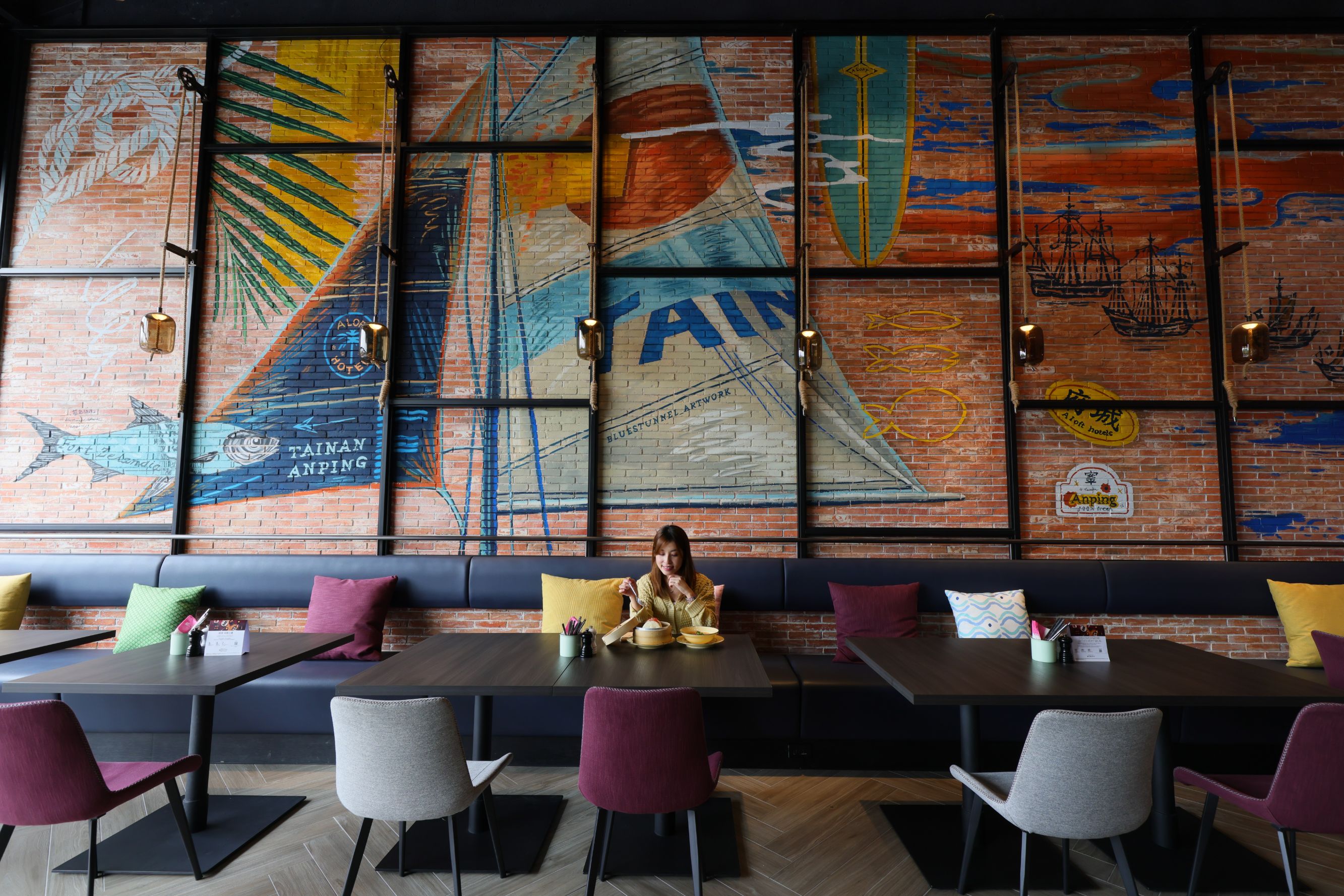 繪上海港意象的醒目紅磚牆，酒店人員特別推薦要在此處拍一張。 