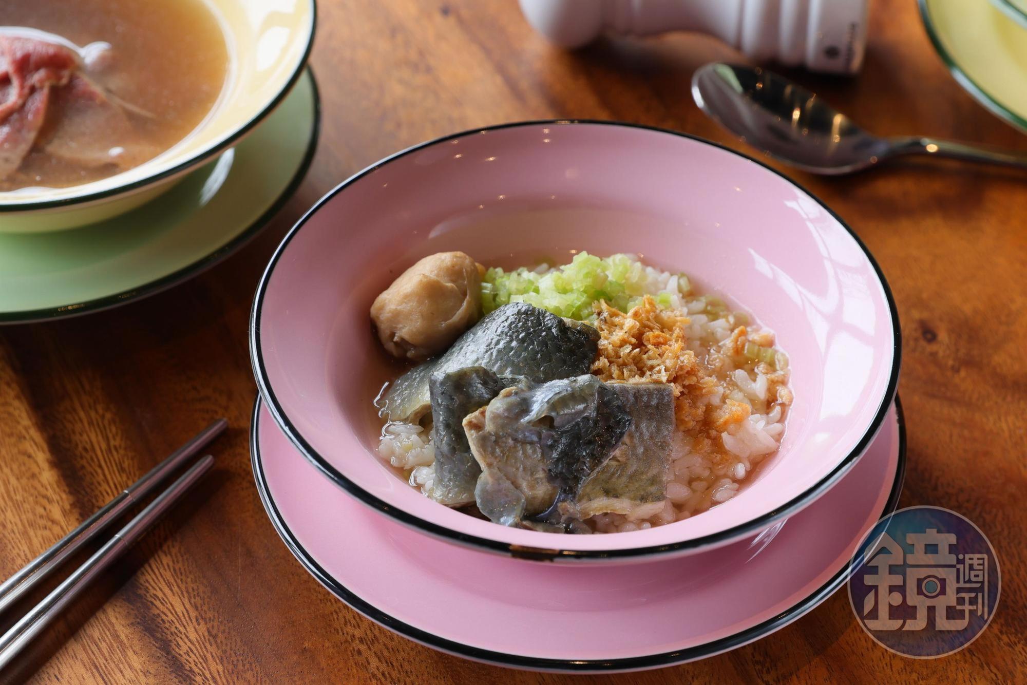 早餐選擇之一「海鮮飯湯」鮮味十足。
