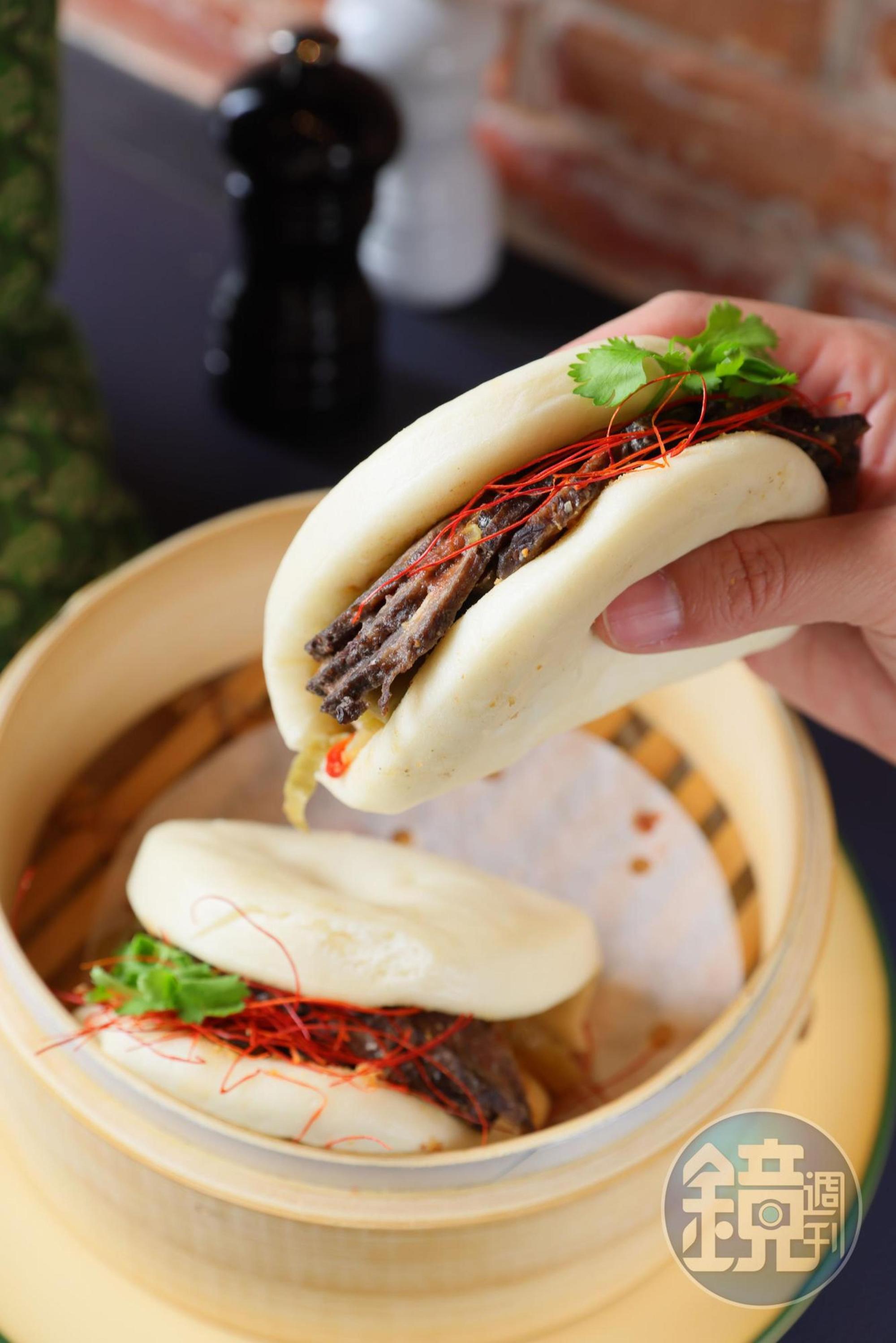 中午有單點料理「辣味牛肉刈包」夾入牛臉頰肉，傳統中有西式味覺點綴。（300元／兩個）