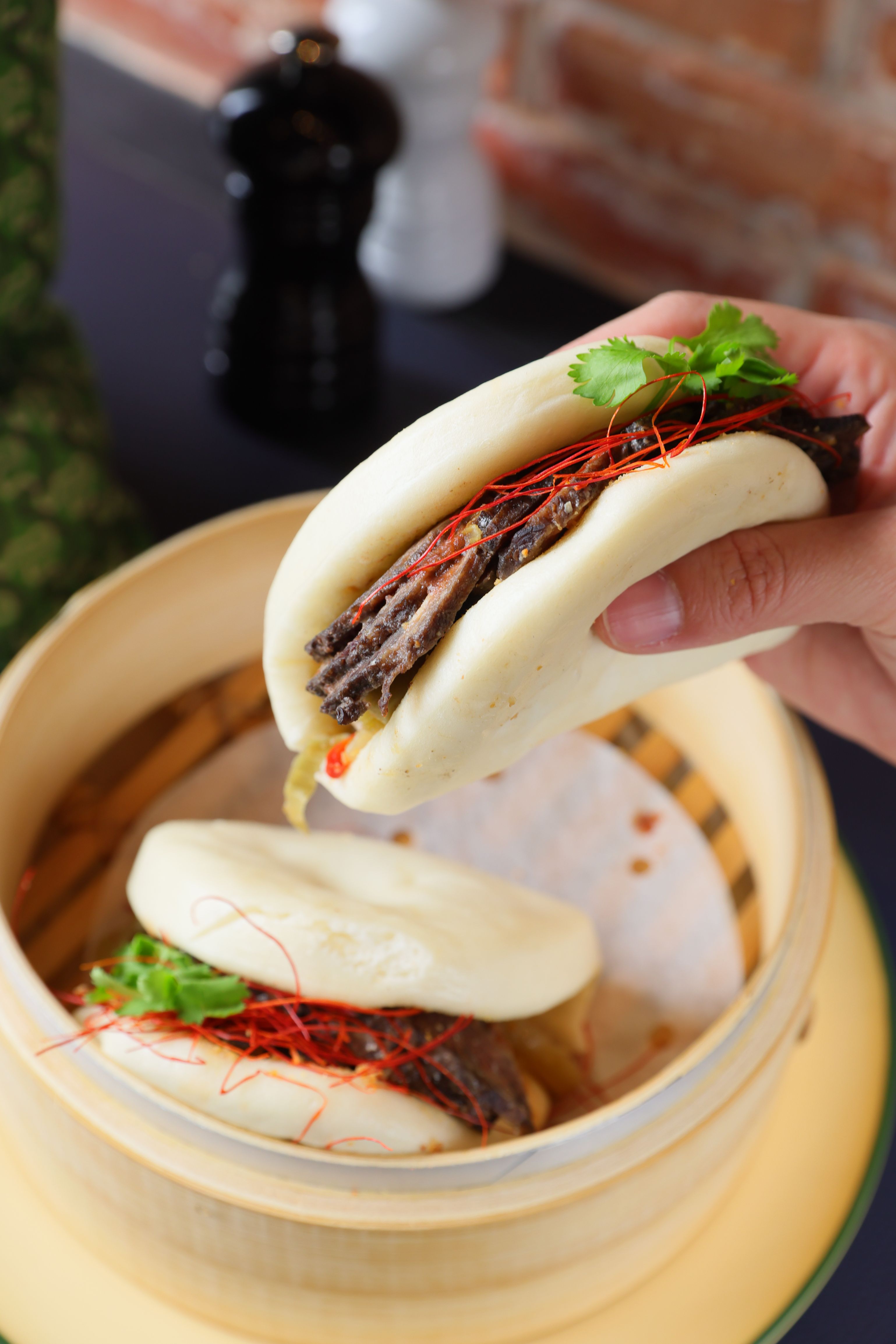 中午有單點料理「辣味牛肉刈包」夾入牛臉頰肉，傳統中有西式味覺點綴。（300元／兩個）