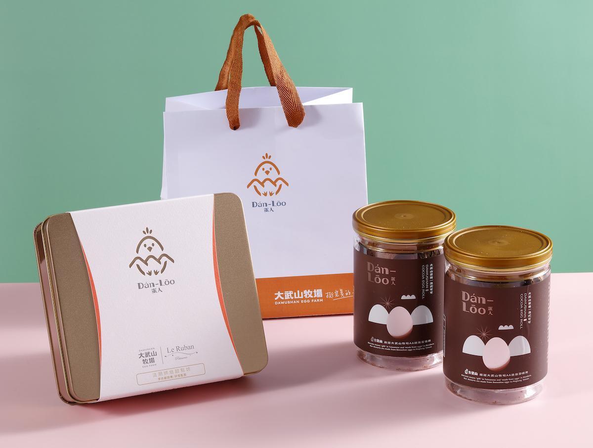 蛋入Dán-Lōo蛋蛋嘉年華手工餅乾禮盒首批限量500盒,預購即加贈「蛋入Dán-Lōo法式可可蛋捲」。(大武山牧場提供)