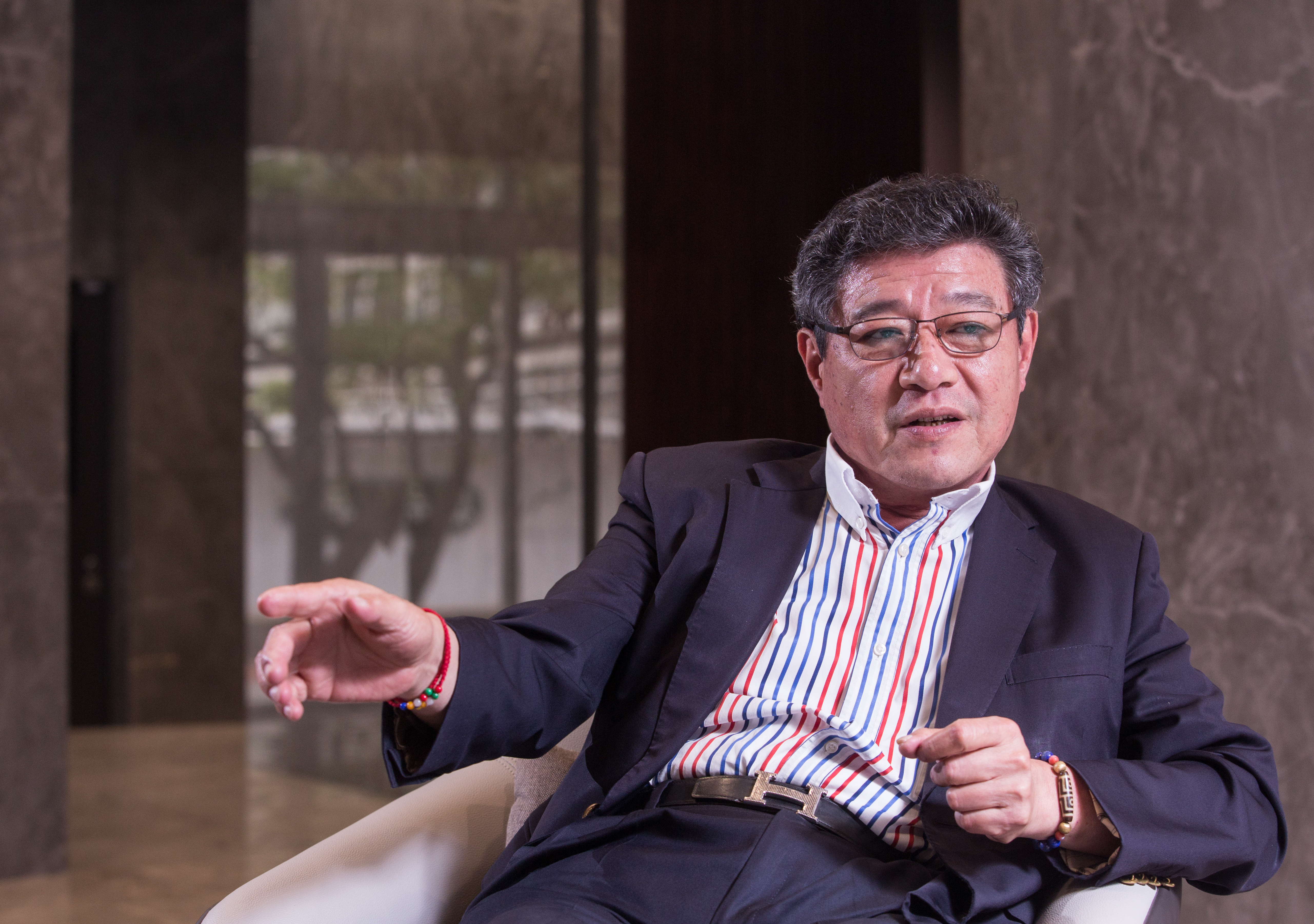 受惠台灣房市狂吹順風，帶動冠軍業績起飛。林榮德預言：「電子業太強，台灣經濟沒有不好的理由。」