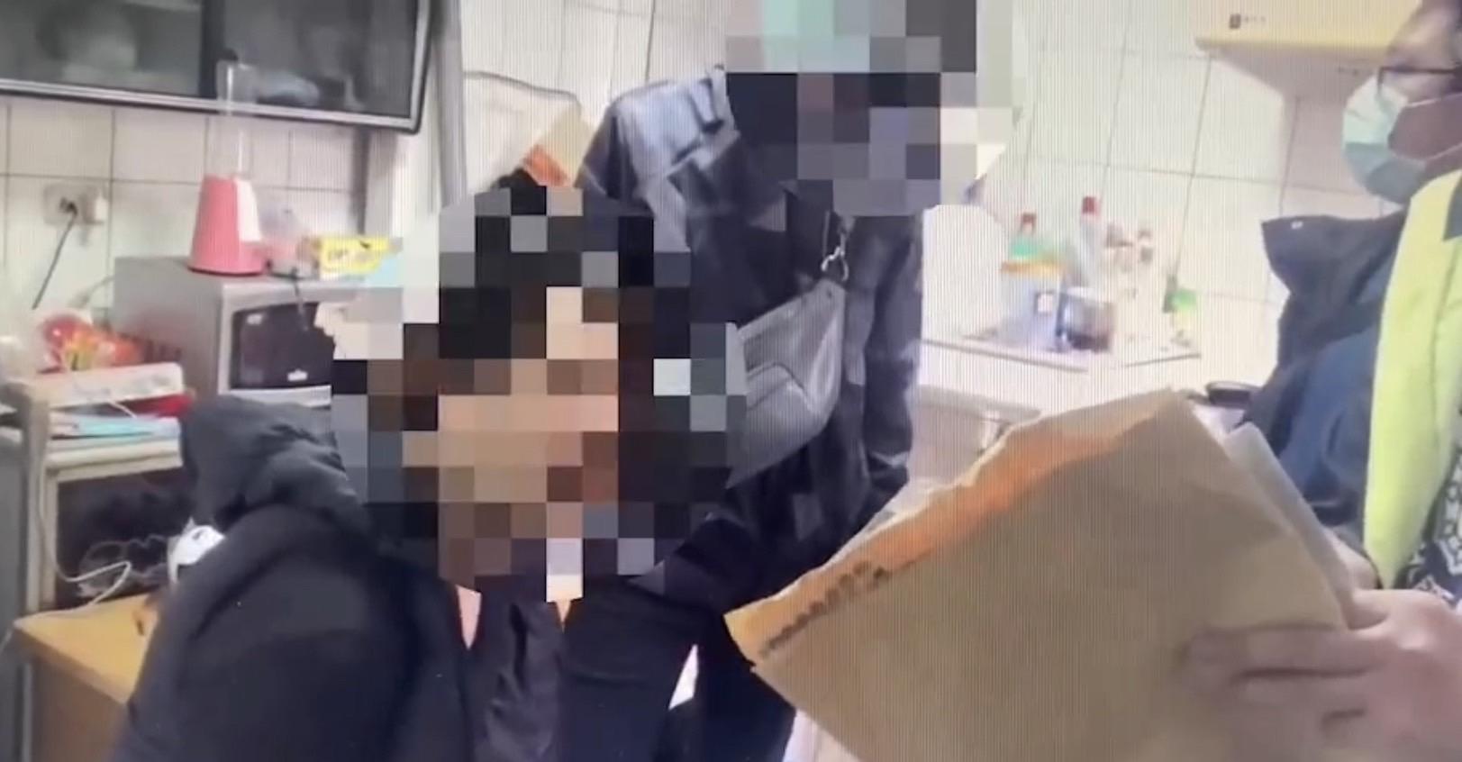 2名男子上月底到基隆一經營彩券行的服飾店,偷走彩券行10本刮刮樂。(翻攝畫面)