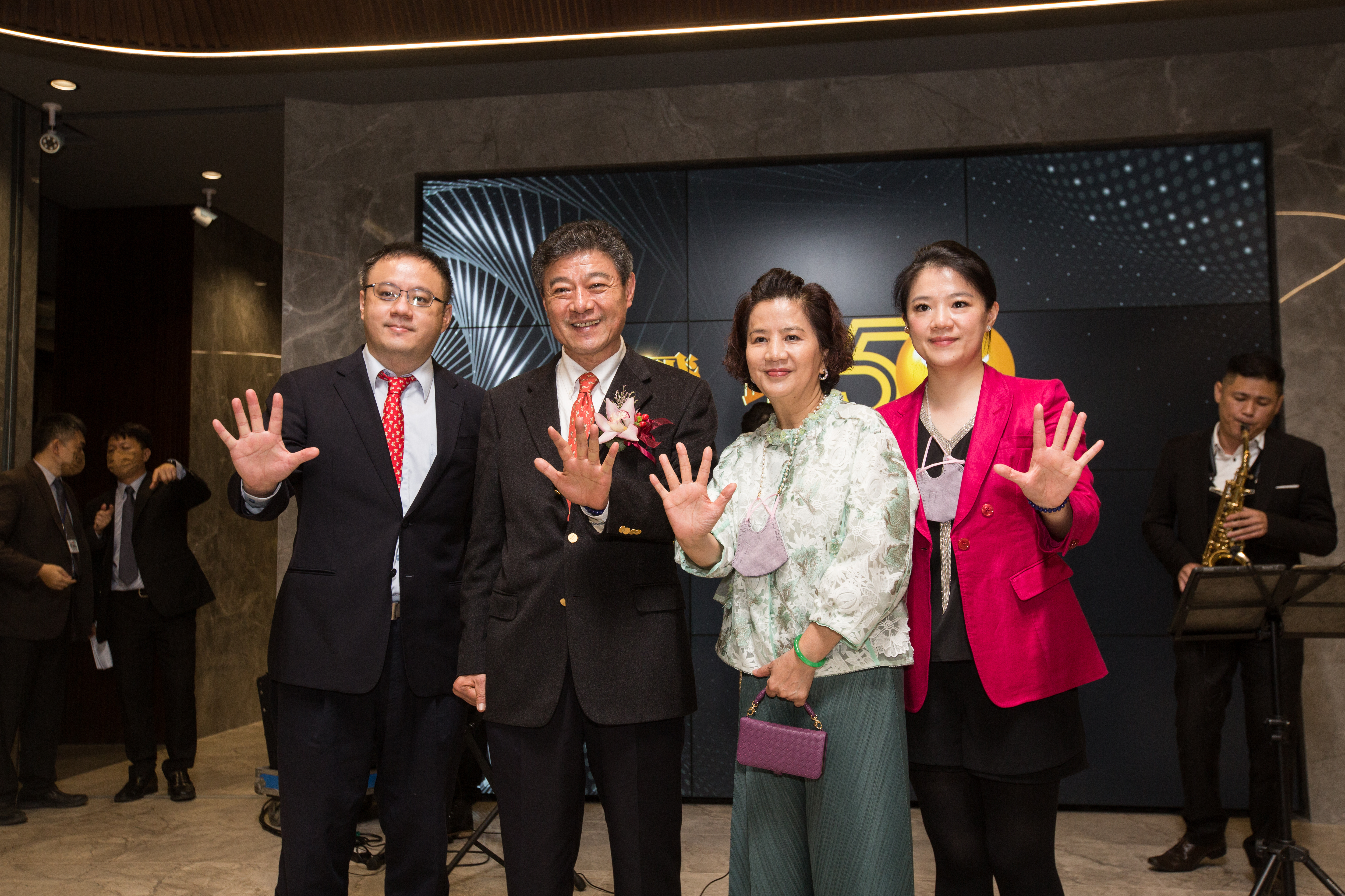 今年是冠軍成立50週年，日前林榮德（左2）與太太，及冠軍建材副董事長的林祐宇（左1），及女兒、董事長特助林孟瑜（右2）全家出席慶祝記者會。