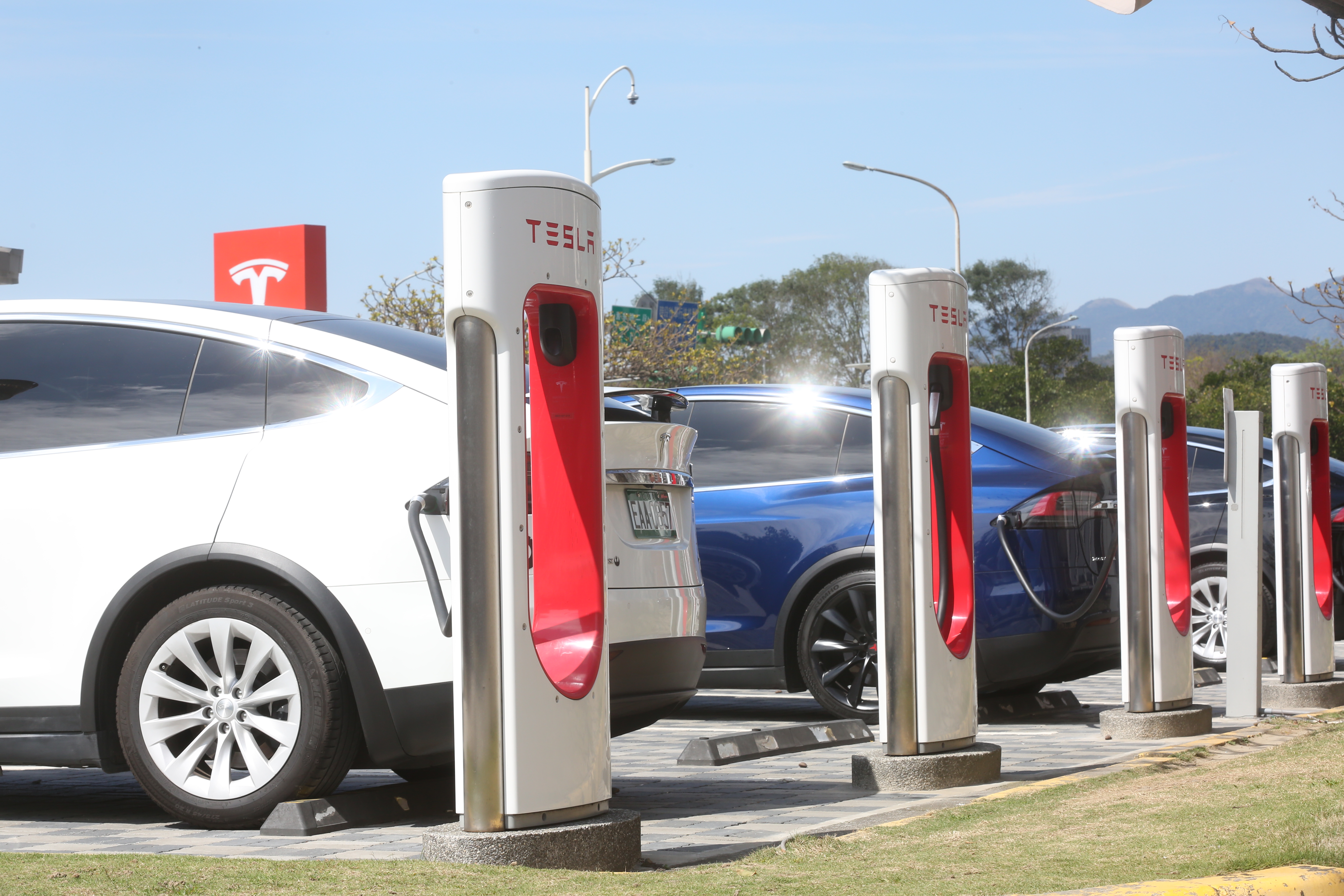 市場嗅覺敏銳的台灣資通訊業者，早就預期到充電樁相關商機遲早會爆發，超前佈署，陸續進入收割階段。