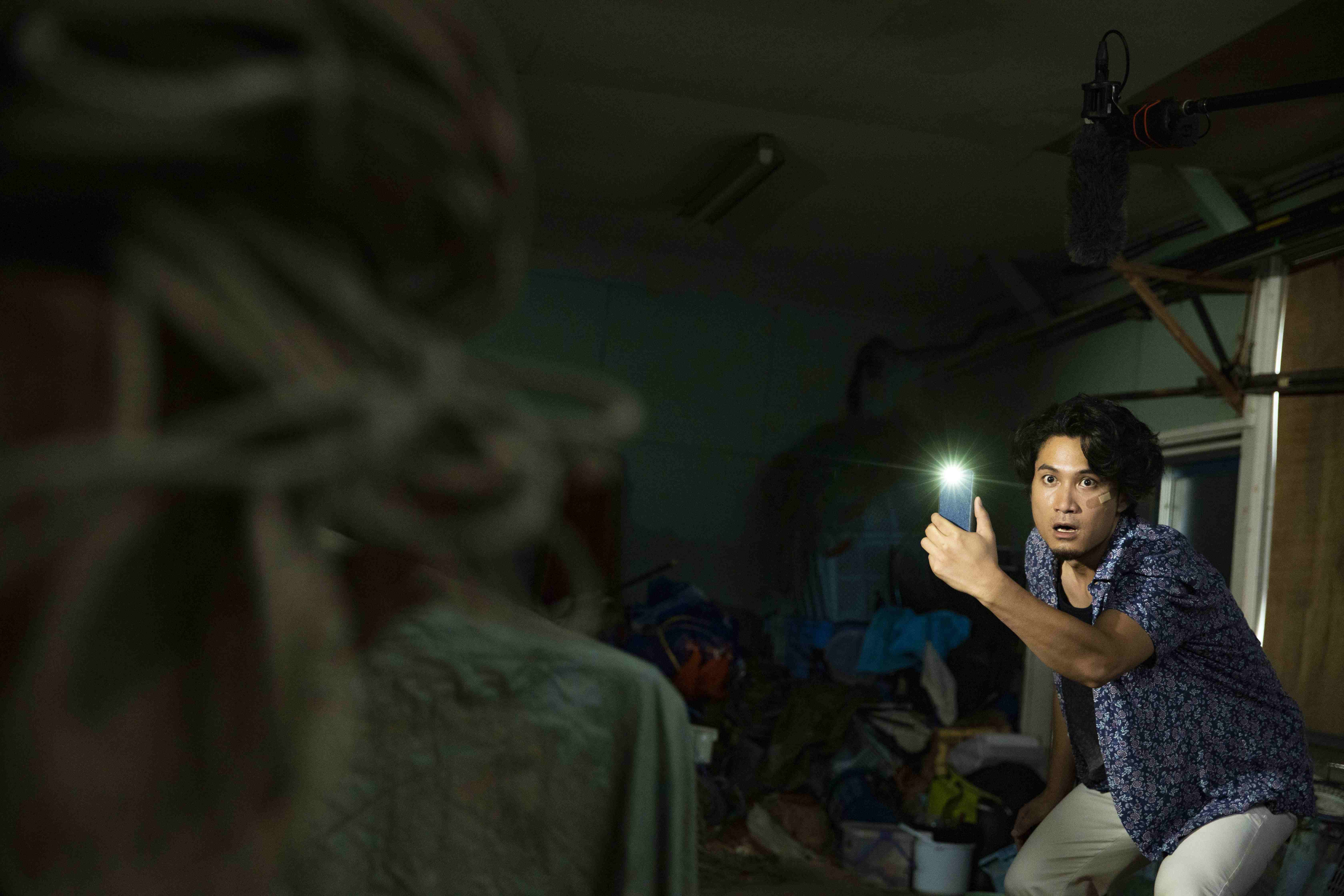 皆川暢二在《急急復雞雞》飾演GG消失的網路漫畫平台社長，使出渾身解數想找回GG。（華映娛樂提供）