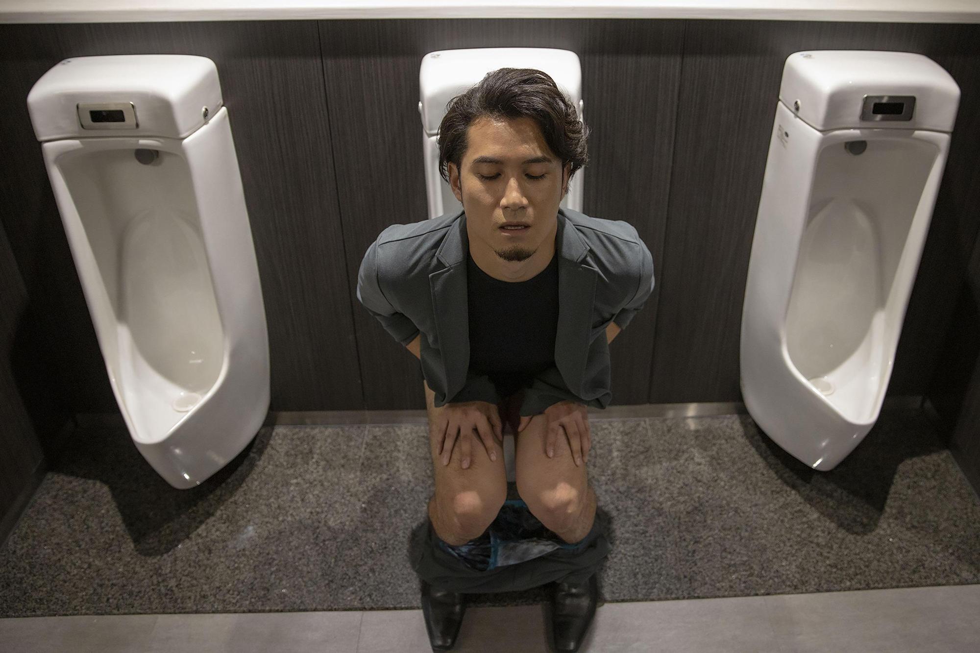 皆川暢二在片中十分犧牲,更有第三點不露的全裸上陣的大尺度裸露。(華映娛樂提供)