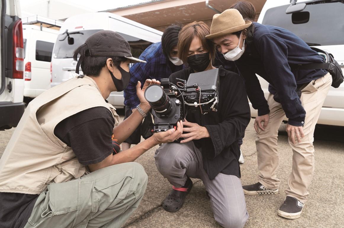 上田慎一郎(右)國中時就開始接觸電影製作,10年前構想了《急急復雞雞》,直到前年才得以正式啟動企劃。(華映娛樂提供)