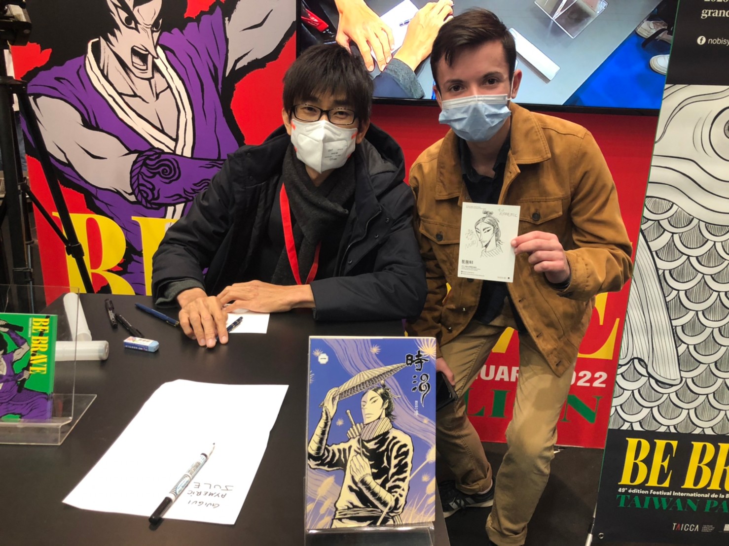 今年法國安古蘭漫畫節，台灣漫畫家NOBI璋（左）在安古蘭台灣館進行簽繪活動，其作品《時渦》受當地讀者歡迎。（翻攝自法國安古蘭國際漫畫節臺灣館臉書）