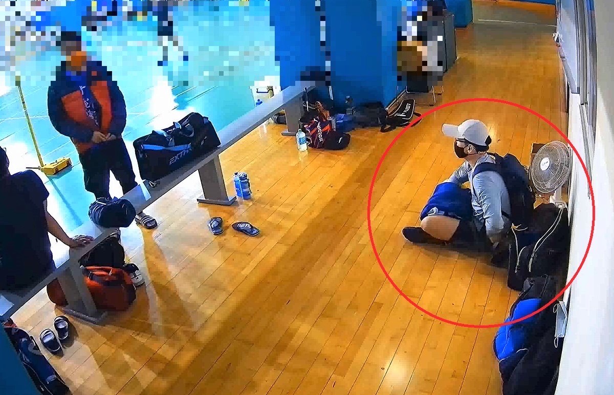 寸男刻意穿著運動服混入運動中心，伺機下手行竊。（翻攝畫面）