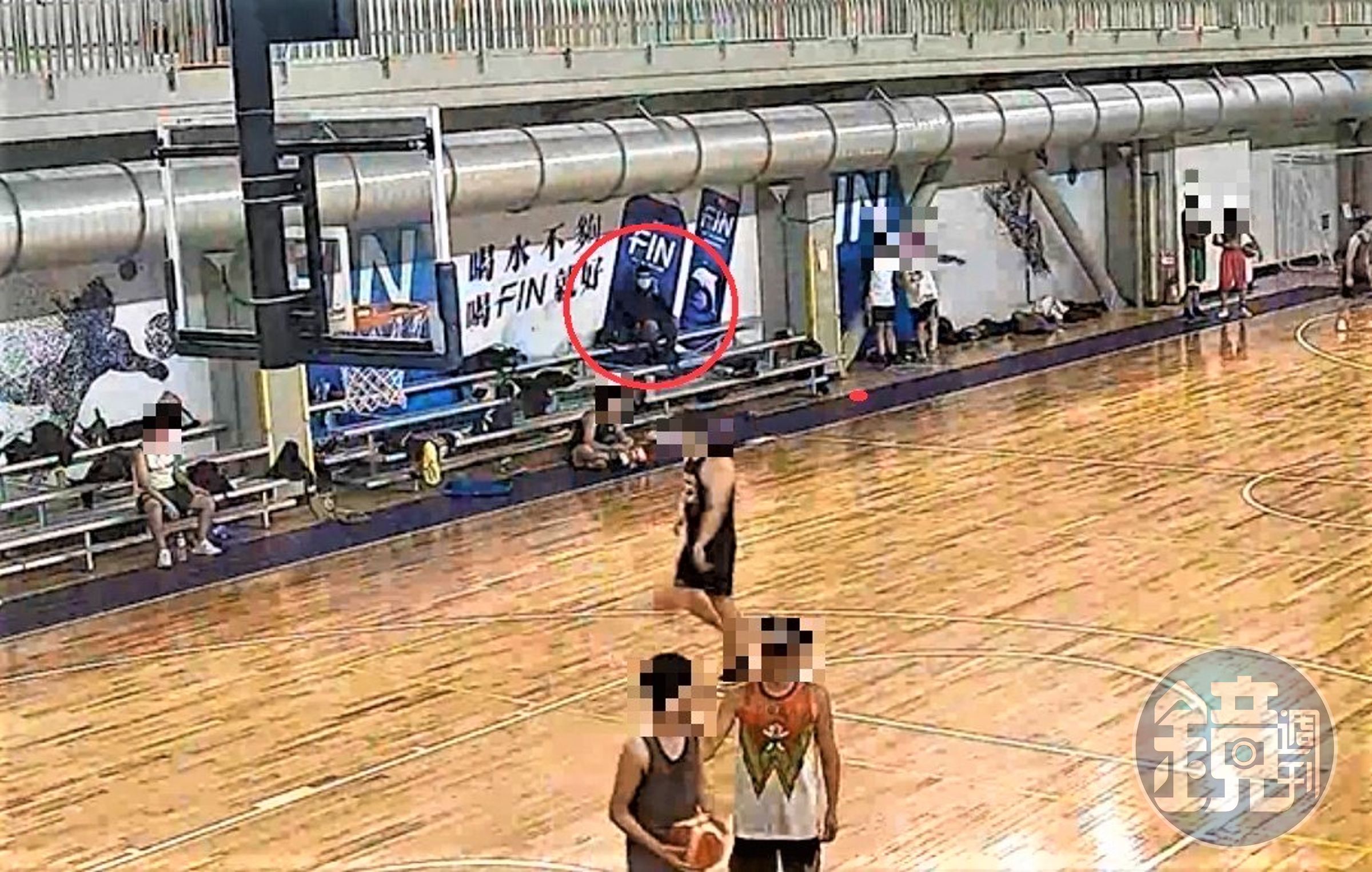 警方查出寸男在運動中心行竊至少畫面21起，不法獲利3百萬元。（翻攝畫面）