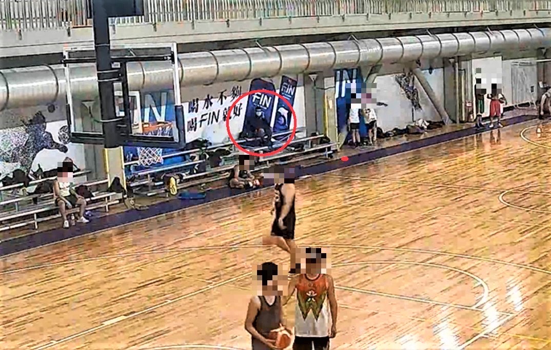 警方查出寸男在運動中心行竊至少畫面21起，不法獲利3百萬元。（翻攝畫面）