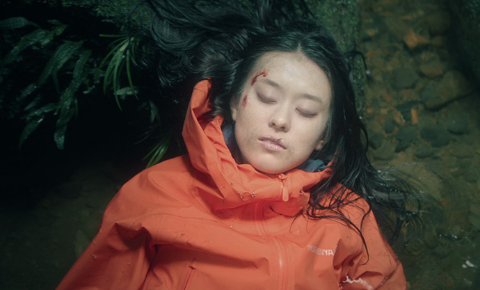 為了拍攝遇難戲，邱偲琹得泡在冰冷的溪流中3小時，她形容是出道至今最難忘濕身戲。（filmfilm提供）