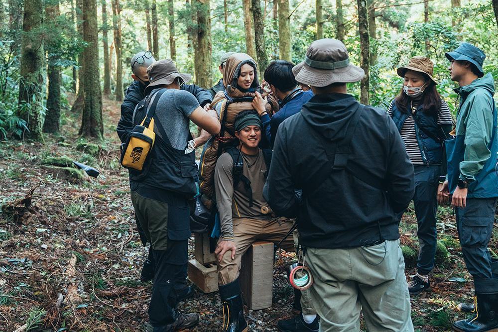 黃遠把邱偲琹綁起來扛在背上爬山，對兩人都是高難度挑戰。（filmfilm提供）