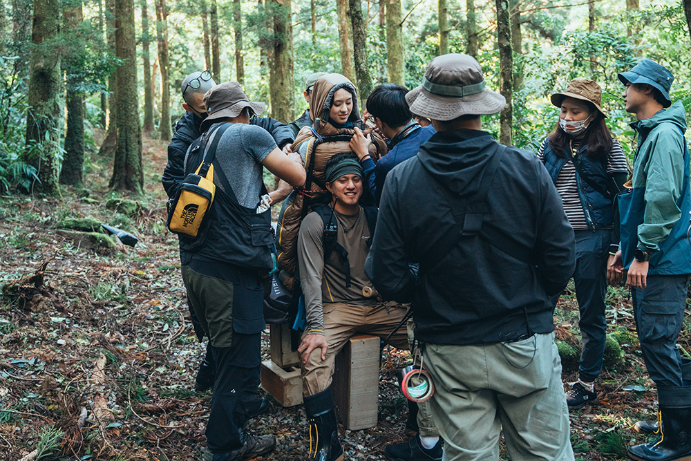 黃遠把邱偲琹綁起來扛在背上爬山,對兩人都是高難度挑戰。(filmfilm提供)
