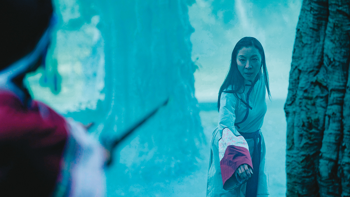 楊紫瓊在片中穿梭多重宇宙，變身各種不同面貌，甚至還致敬了她《臥虎藏龍》的俞秀蓮角色。（双喜提供）