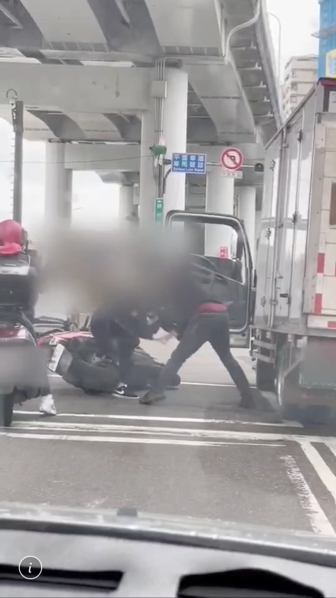吳男突爆氣下車毆打林男。（翻攝畫面）