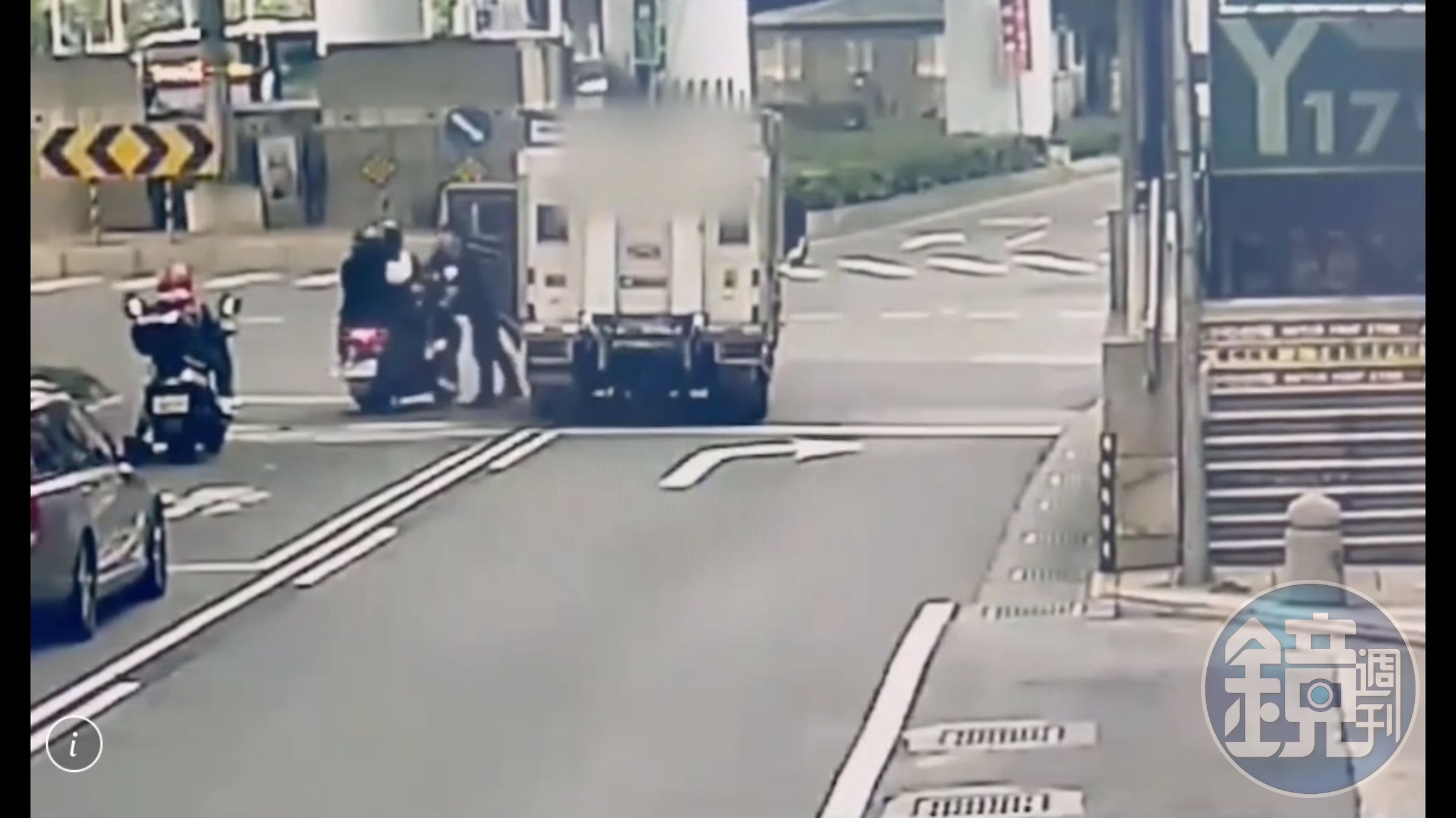 吳男駕駛的貨車在變換車道時險些撞上林男機車。（翻攝畫面）
