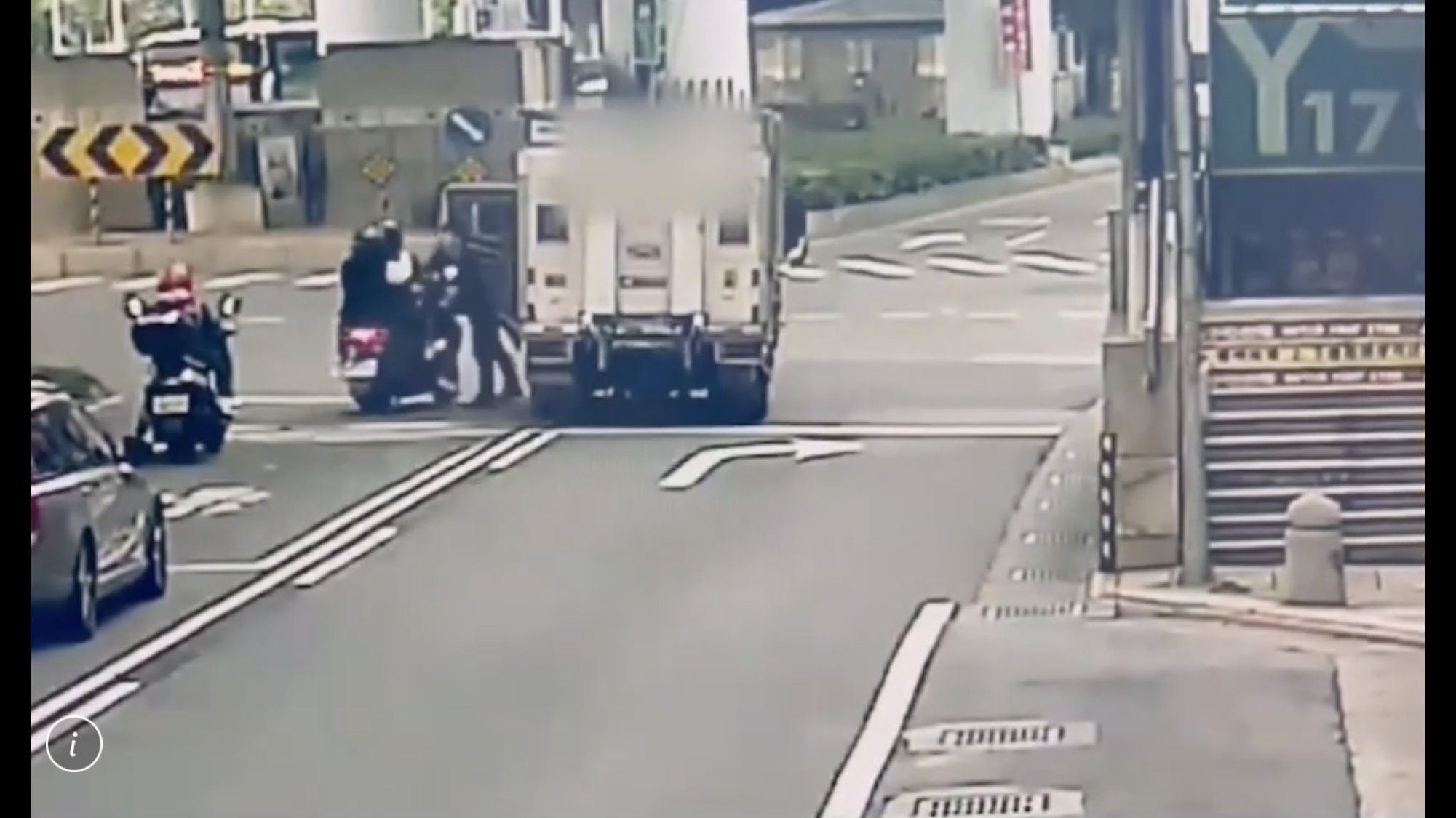 吳男駕駛的貨車在變換車道時險些撞上林男機車。（翻攝畫面）