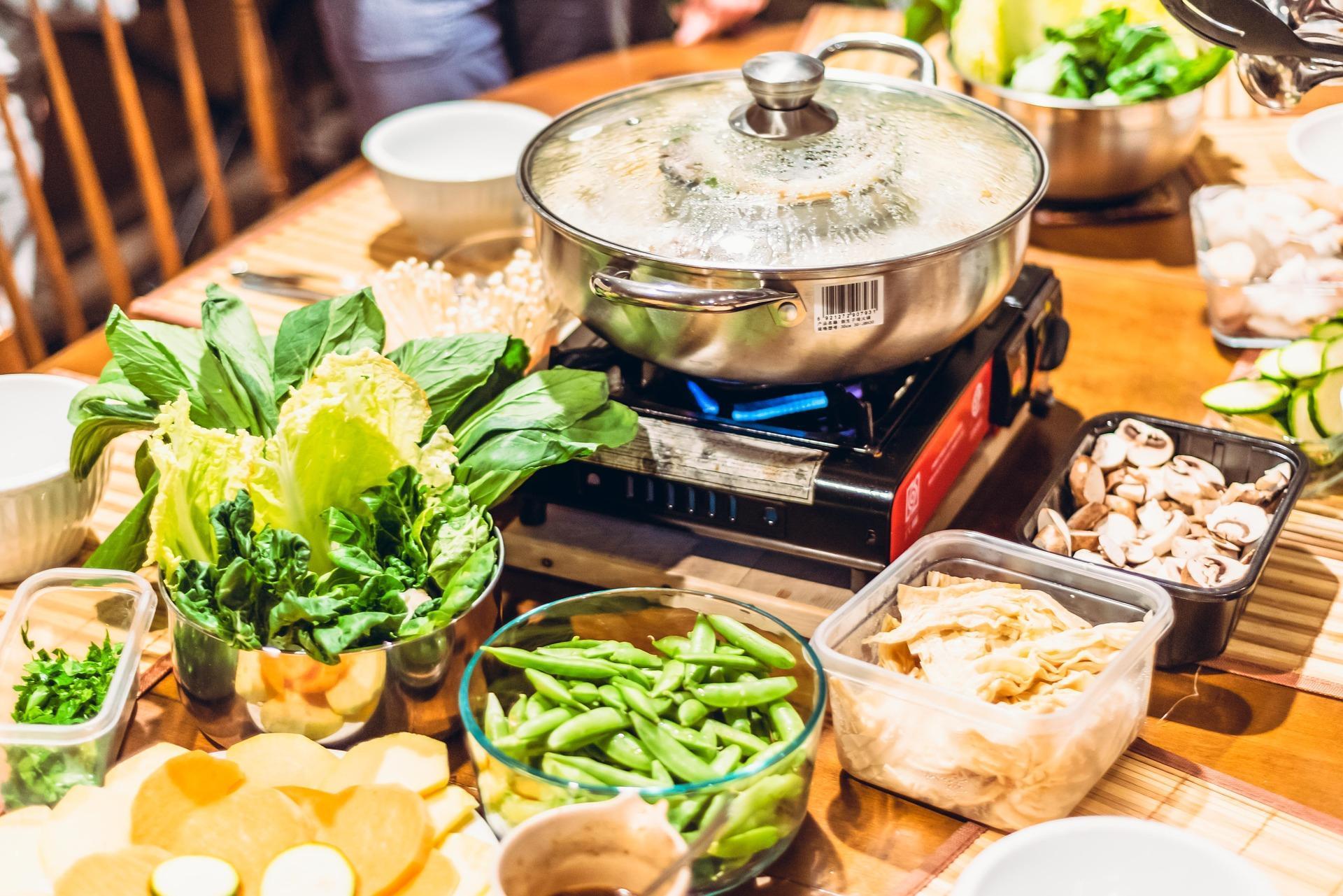 火鍋店醬料區擺放砂糖,就有網友出面解答砂糖的作用。(pixabay/攝影師:lsachelny)