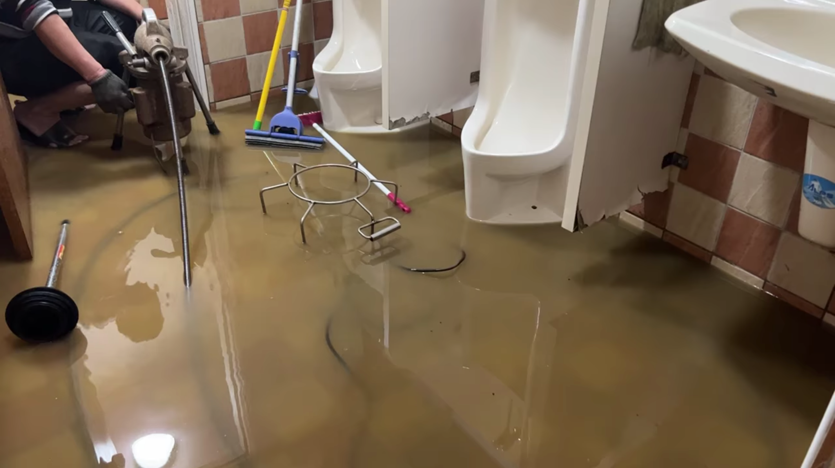 台中某公司因大樓公共管路阻塞，造成糞水不斷從馬桶、排水孔湧出，管委的作法更讓他們傻眼。（翻攝自爆料公社(官方粉專專屬)臉書）