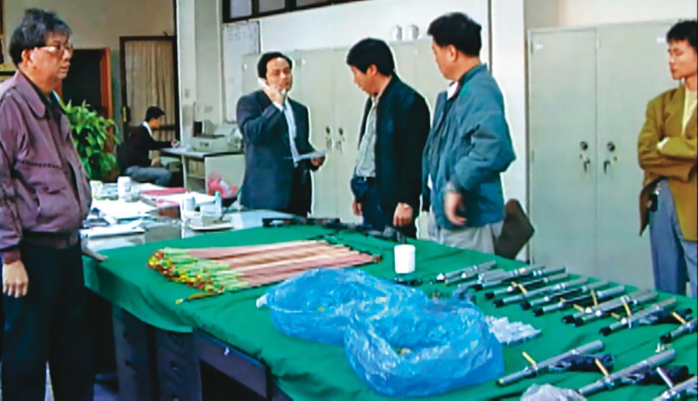 警方為追捕殺憲兵奪槍案歹徒,進行全台大掃蕩,查獲不少槍械。(東森新聞提供)