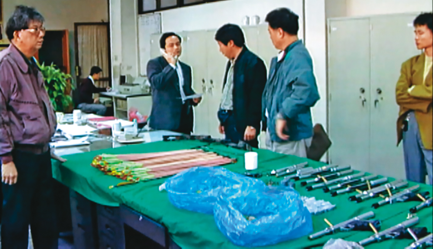 警方為追捕殺憲兵奪槍案歹徒，進行全台大掃蕩，查獲不少槍械。（東森新聞提供）