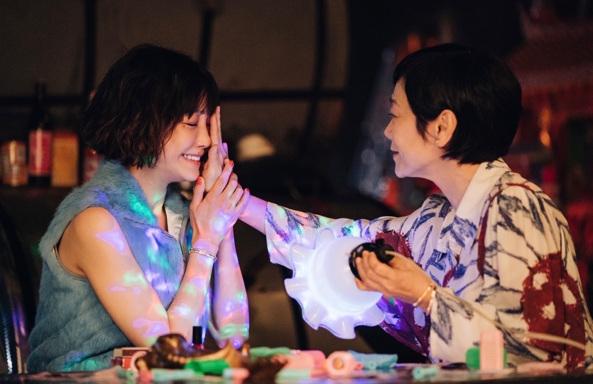 謝欣穎和偶像張艾嘉對戲，圓了夢想。（CatchPlay提供）