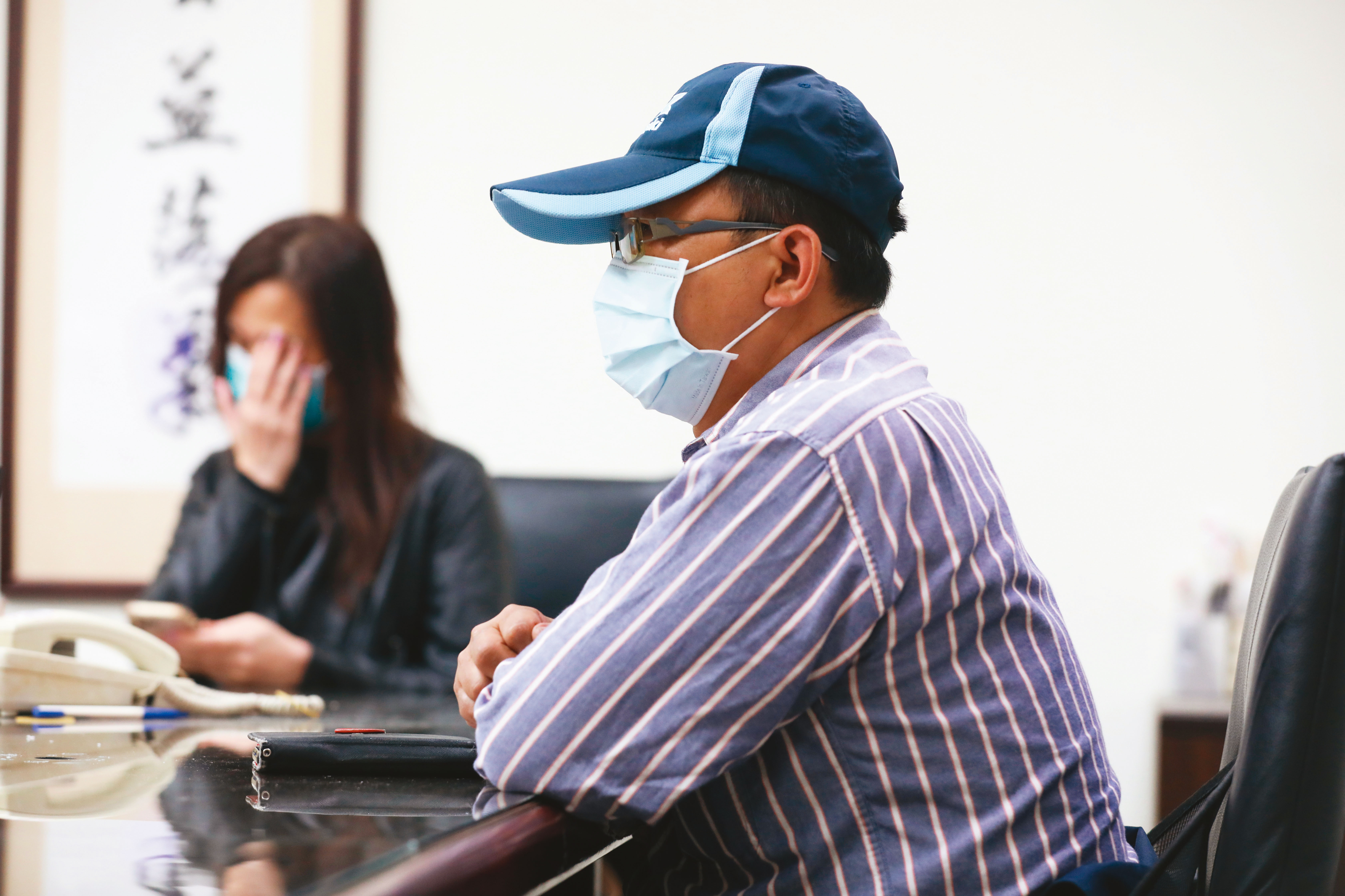 受害人A先生（右）、B小姐（左）因投資港股，各被詐騙上百萬元。