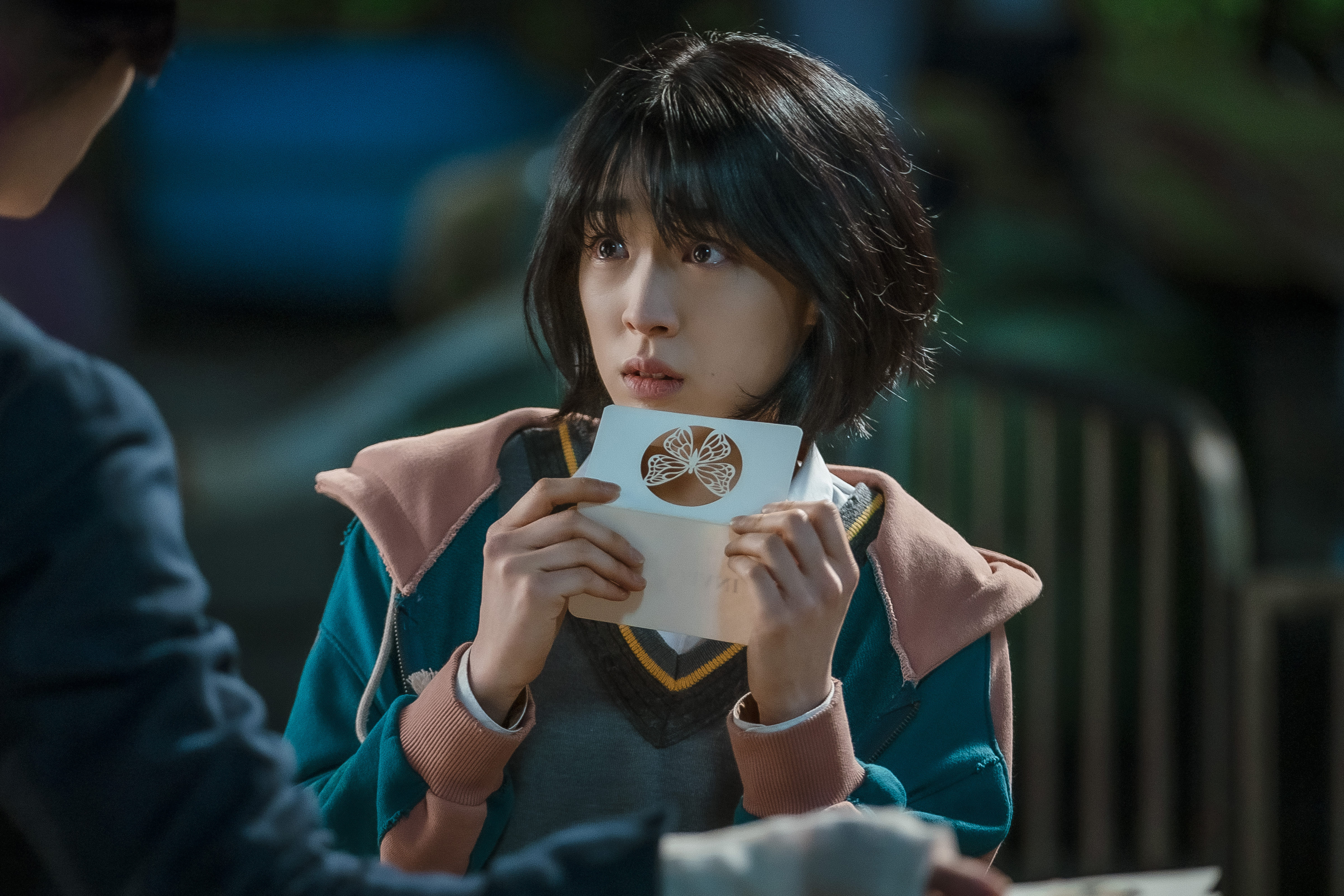 演技新人崔聖恩在《魔幻之音》飾演女高中生，遇見池昌旭後逐漸喚醒過去夢想。（Netflix提供）