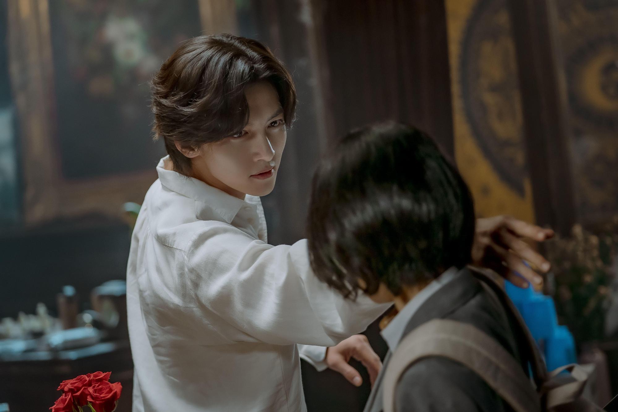 池昌旭在新劇《魔幻之音》飾演魔術師。(Netflix提供)