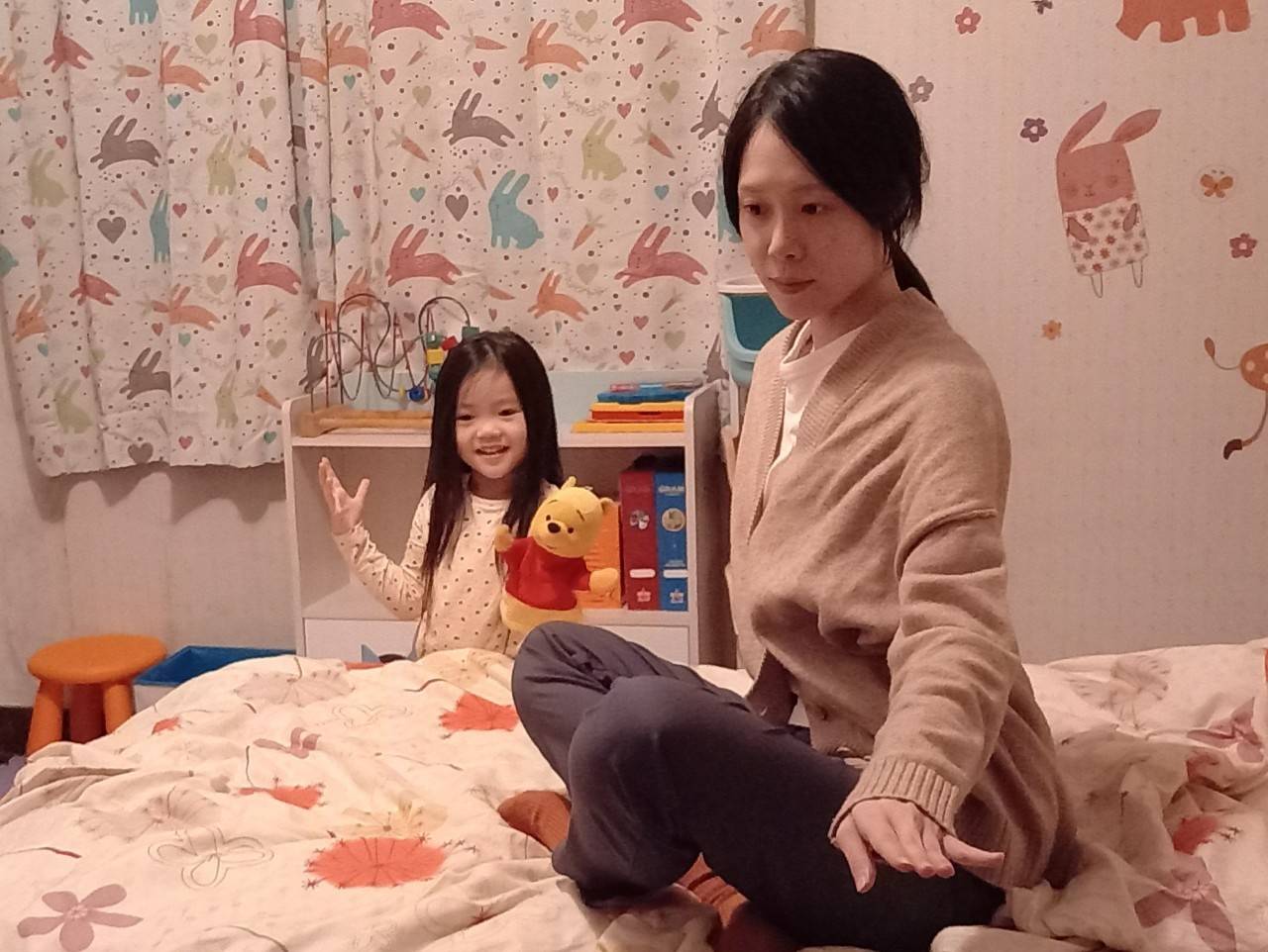 自己也育有一女的蔡亘晏很會哄小孩，常與黃歆庭玩布偶演戲遊戲。（牽猴子）