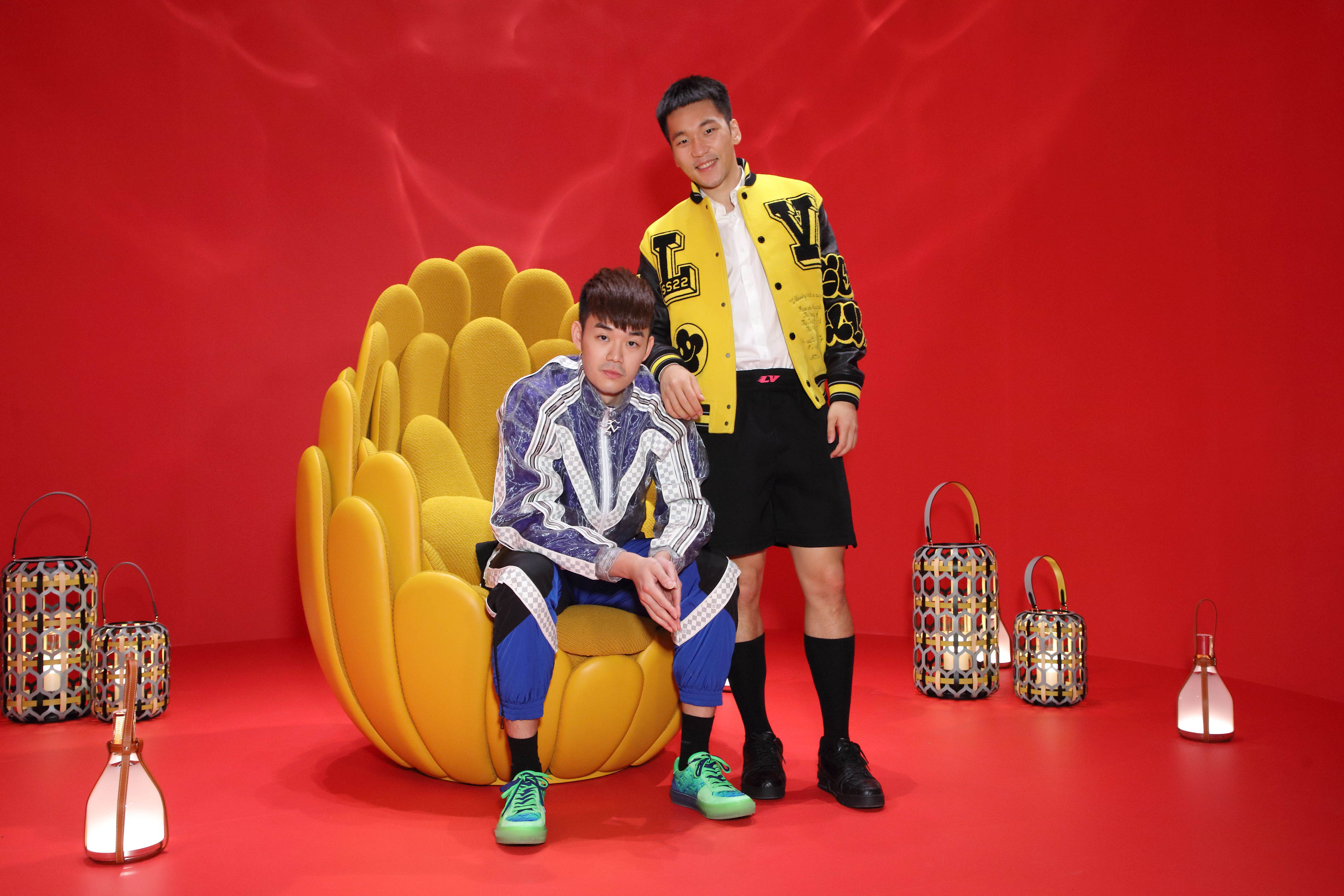 （右起）李洋與王齊麟兩人來看展同時，也當作新成交的房屋裝潢參考。（路易威登提供）