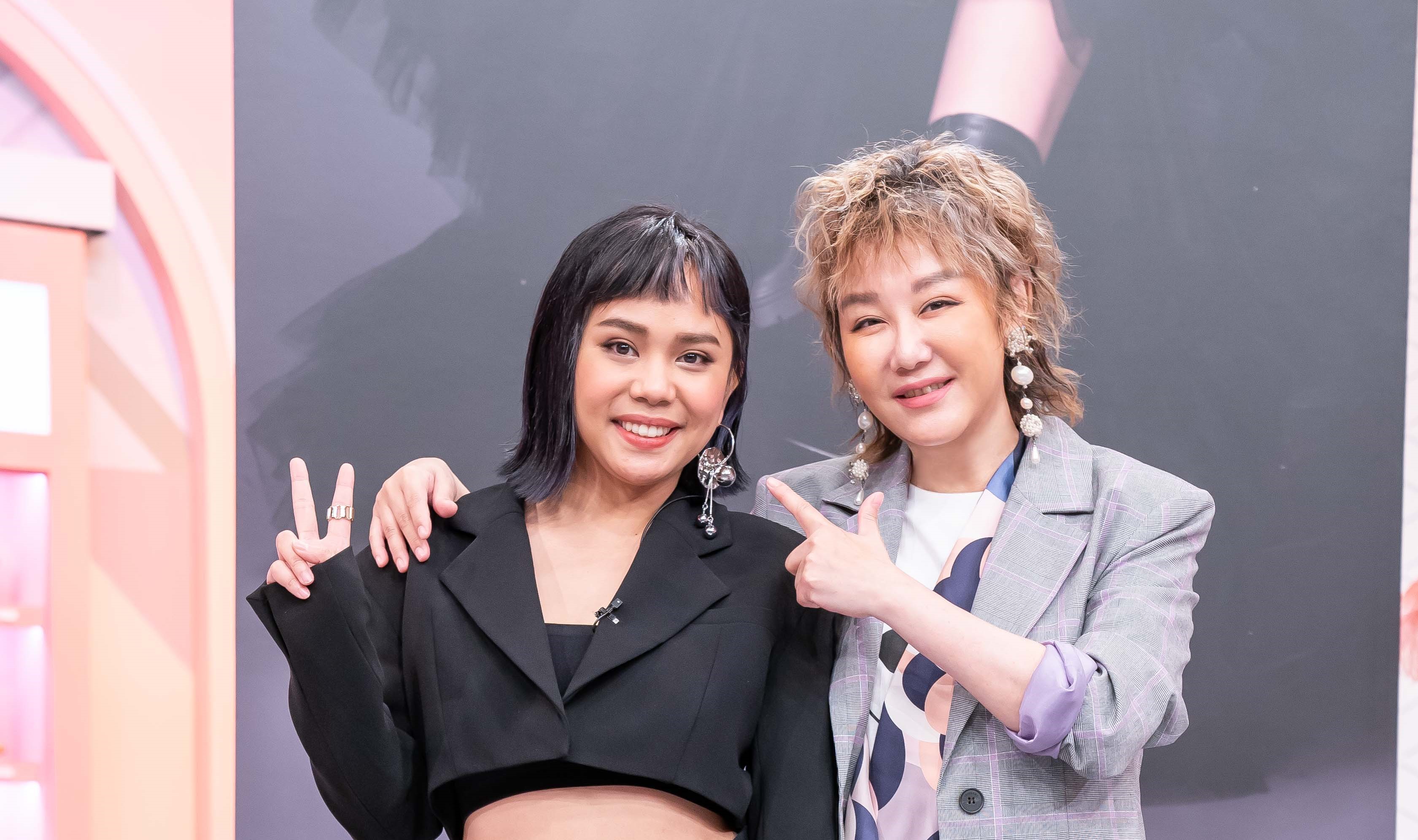 藍心湄化身導師教贊薇擺POSE。（TVBS提供）